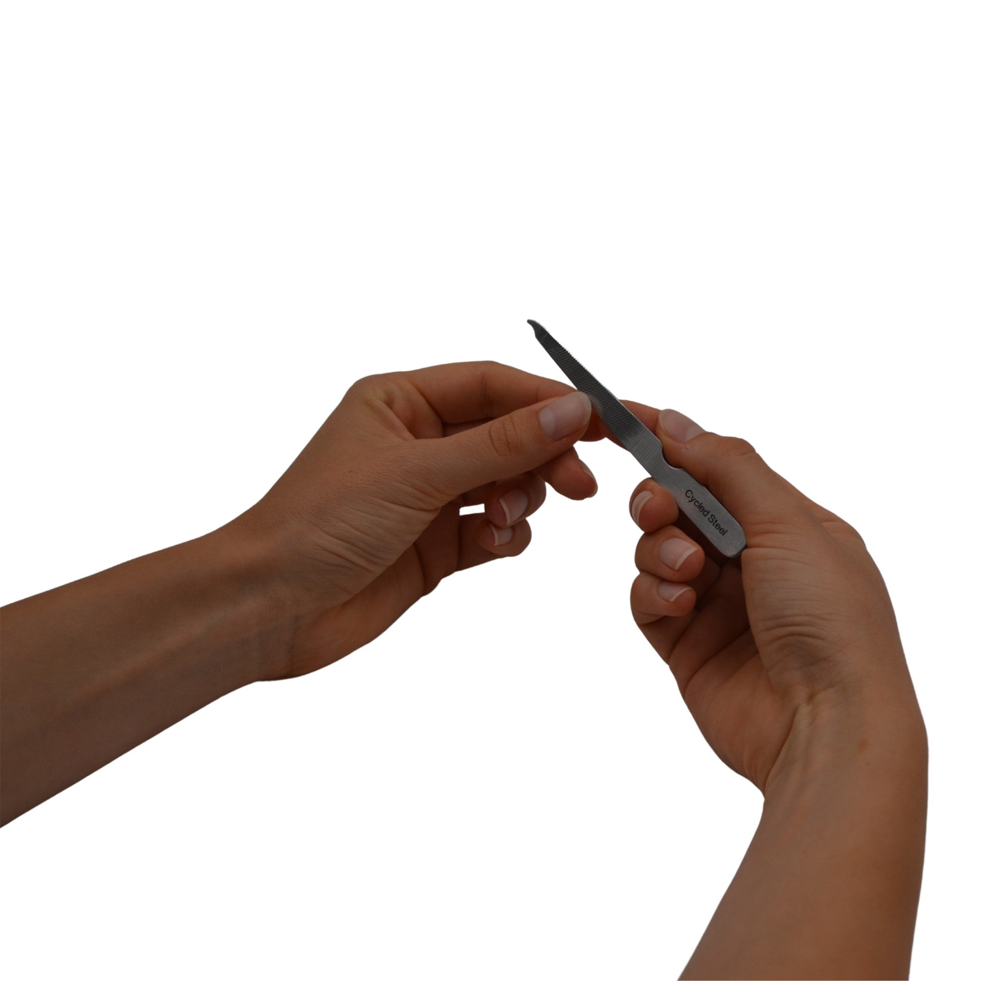 Eine Person hält mit beiden Händen eine kleine Metallnagelfeile gegen die Nägel einer Hand und bedient sie, wobei der Hintergrund weiß ist.