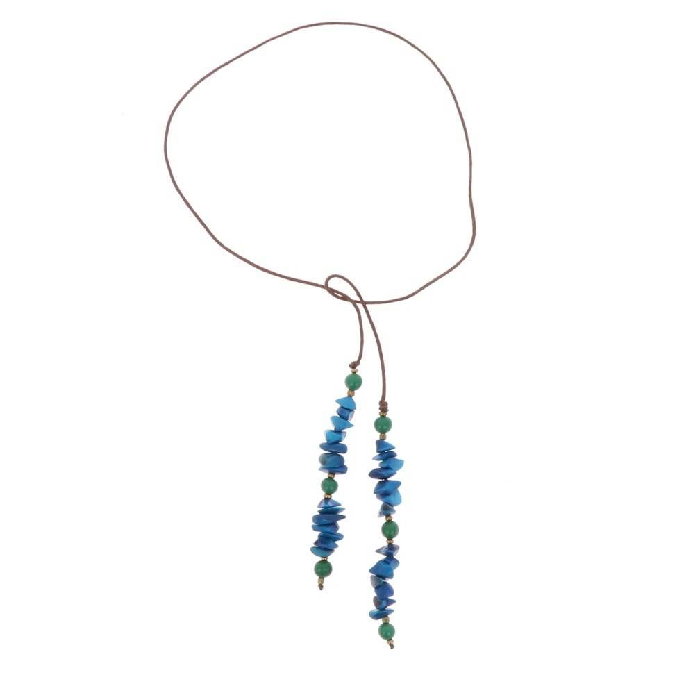 Eine einfache braune Kordelkette mit zwei baumelnden Strängen, die jeweils mit kleinen blauen und grünen Perlen verziert sind.