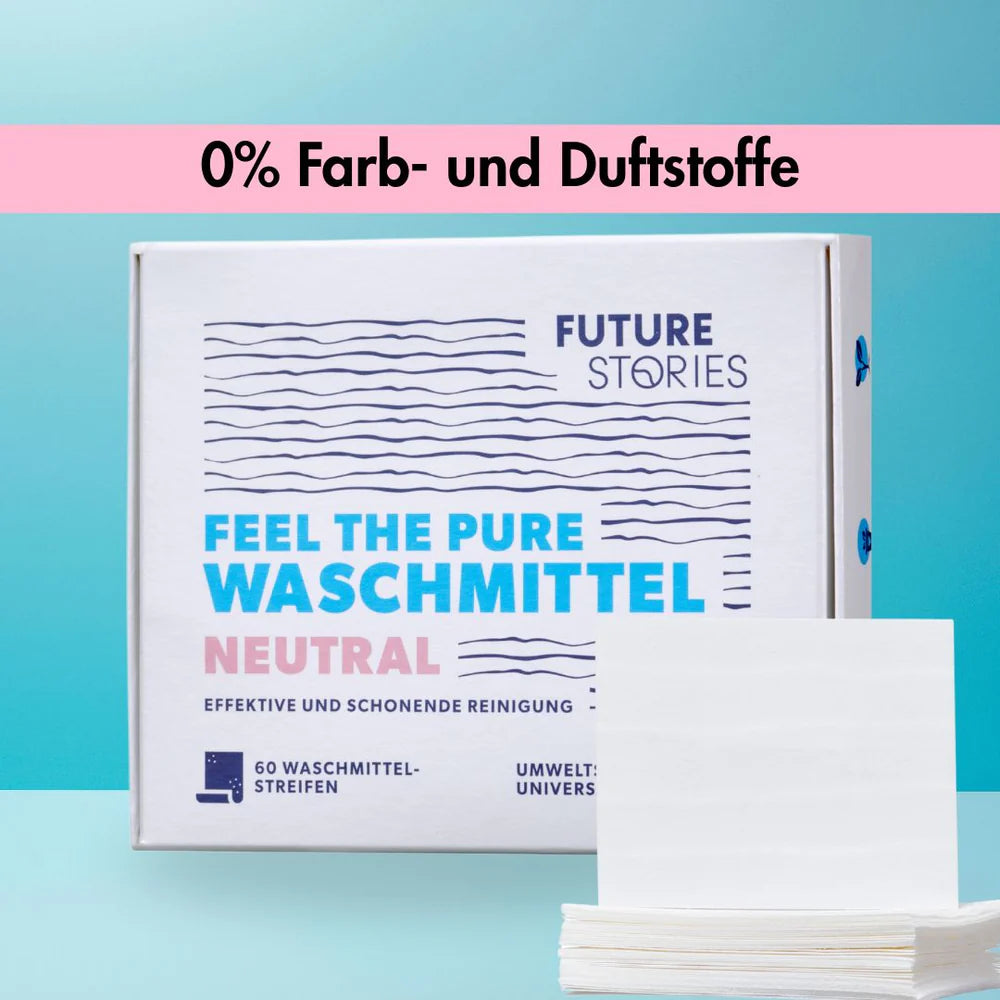 Eine Schachtel mit Future Stories neutralen Waschmittelstreifen ist vor einem blauen Hintergrund abgebildet, mit dem deutschen Text 0% Farb- und Duftstoffe auf einem rosa Banner über dem Produkt.