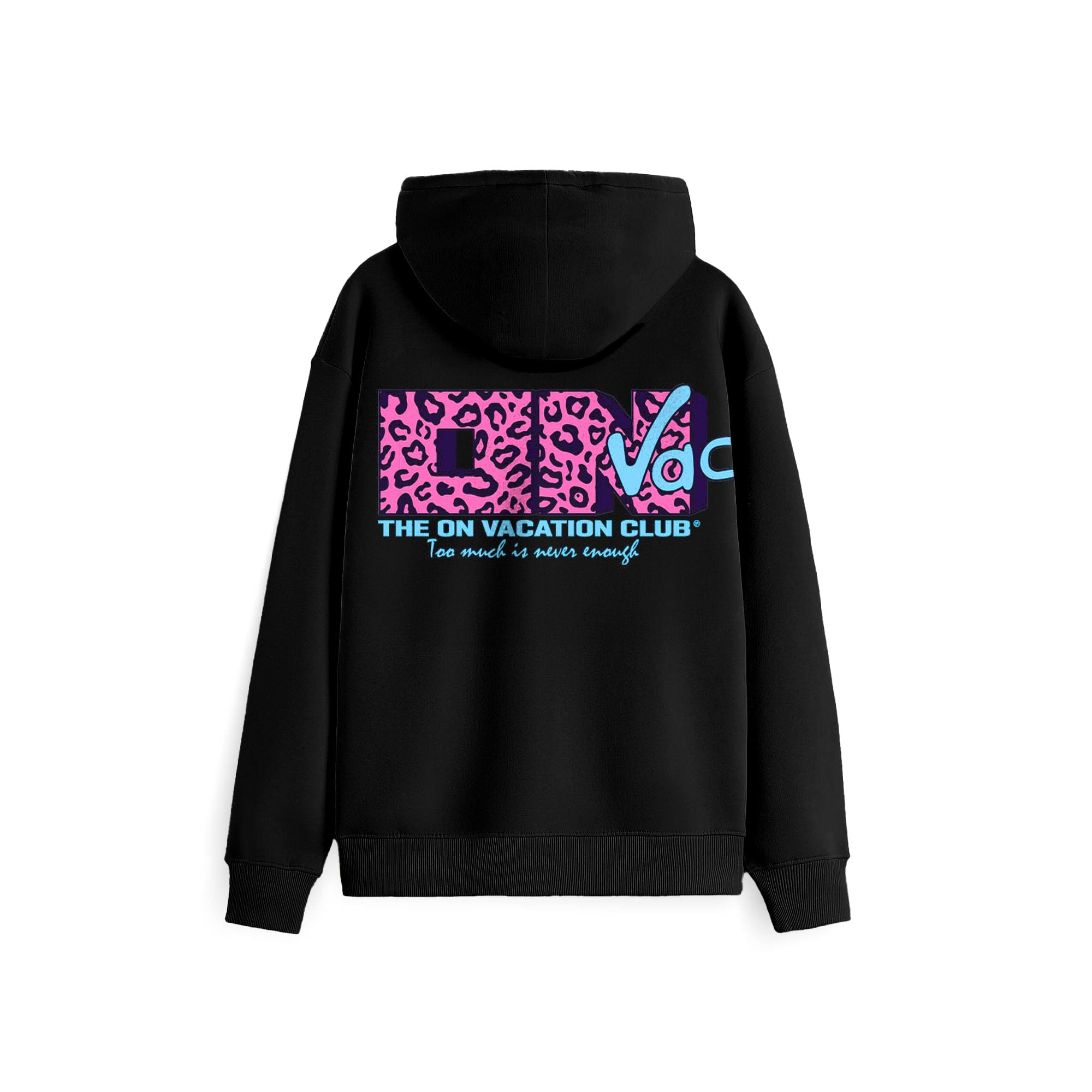 Ein schwarzer Kapuzenpulli mit einer farbenfrohen Grafik auf dem Rücken, die ein pinkes und lila Leopardenmuster, den Text "ON VAC" in großen Buchstaben und die Phrase "THE ON VACATION CLUB - Too much is never enough" in Blau und Weiß zeigt.