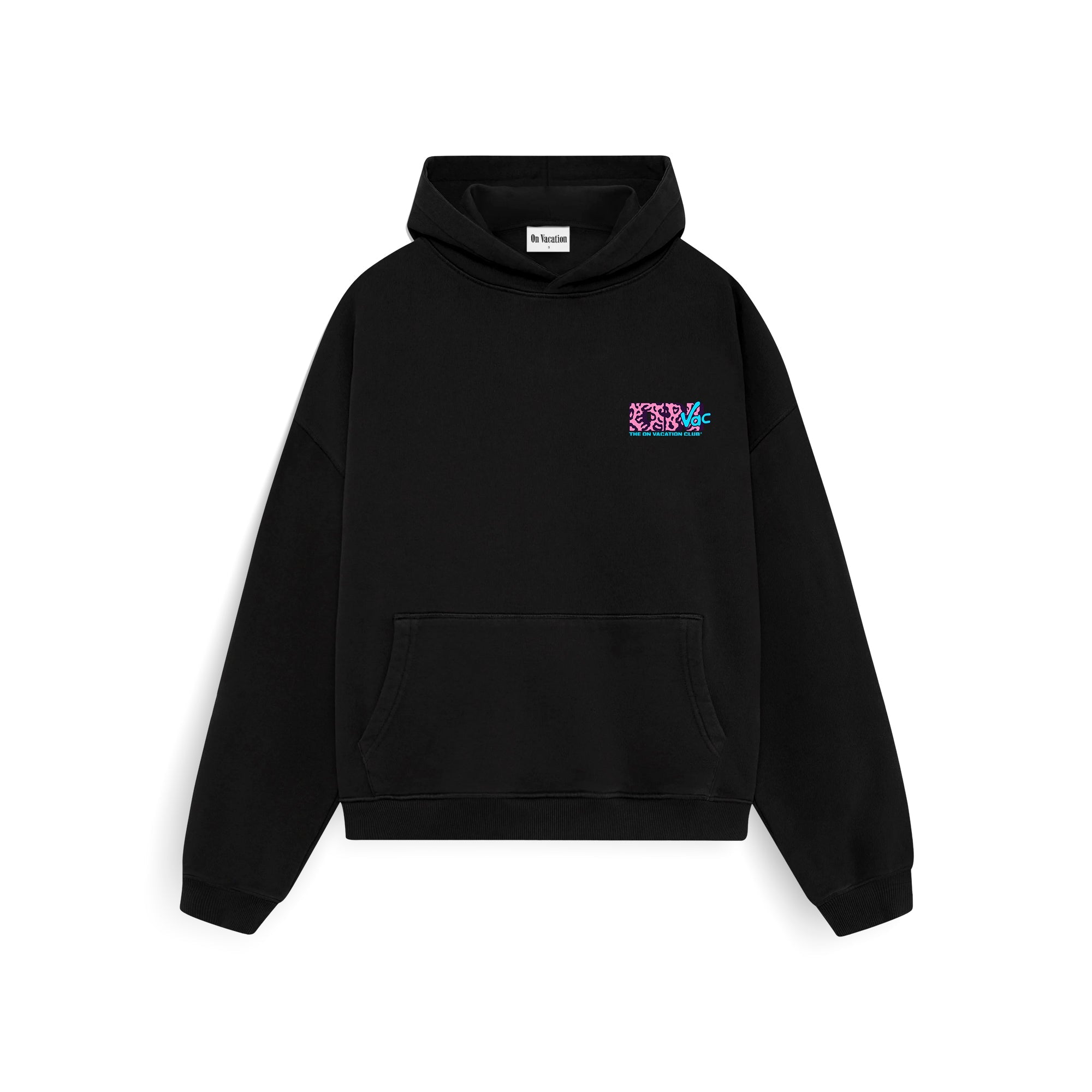 Ein schwarzes Kapuzensweatshirt mit einer Vordertasche und einem kleinen, farbenfrohen Grafikdesign und Text auf der oberen linken Brust. Das Design besteht aus einer Mischung aus rosa, blauen und weißen Farben.