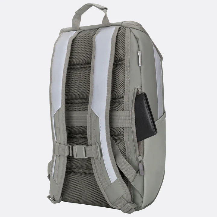 Ein grauer Rucksack wird von hinten gezeigt, mit gepolsterten Schulterriemen mit reflektierenden Streifen, einem oberen Griff und einer Seitentasche mit Reißverschluss, die einen schwarzen Gegenstand enthält. Das Rückenteil ist für mehr Komfort gepolstert.