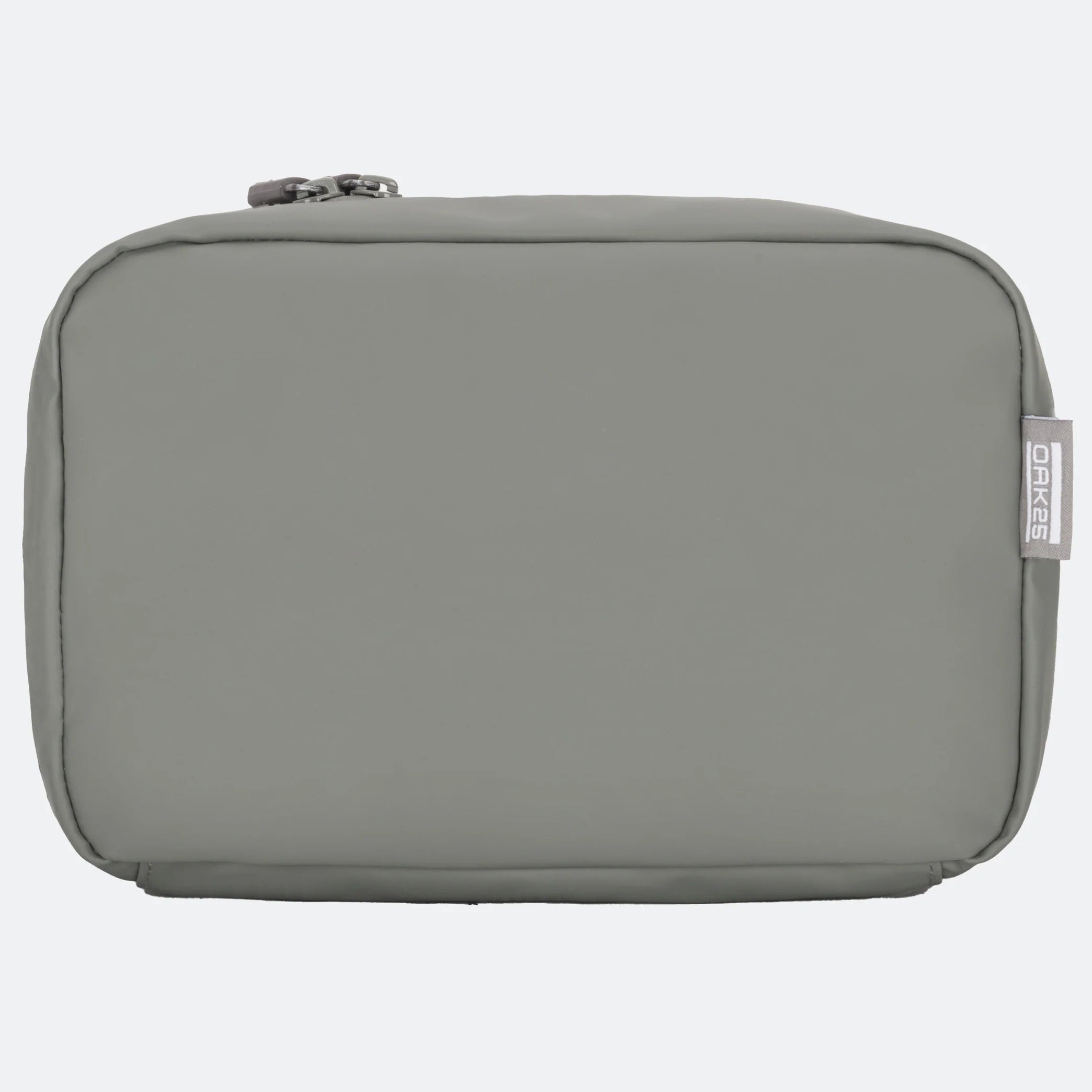 Eine schlichte, rechteckige, hellgraue Reißverschlusstasche mit einem kleinen Stoffetikett auf der rechten Seite vor einem weißen Hintergrund.