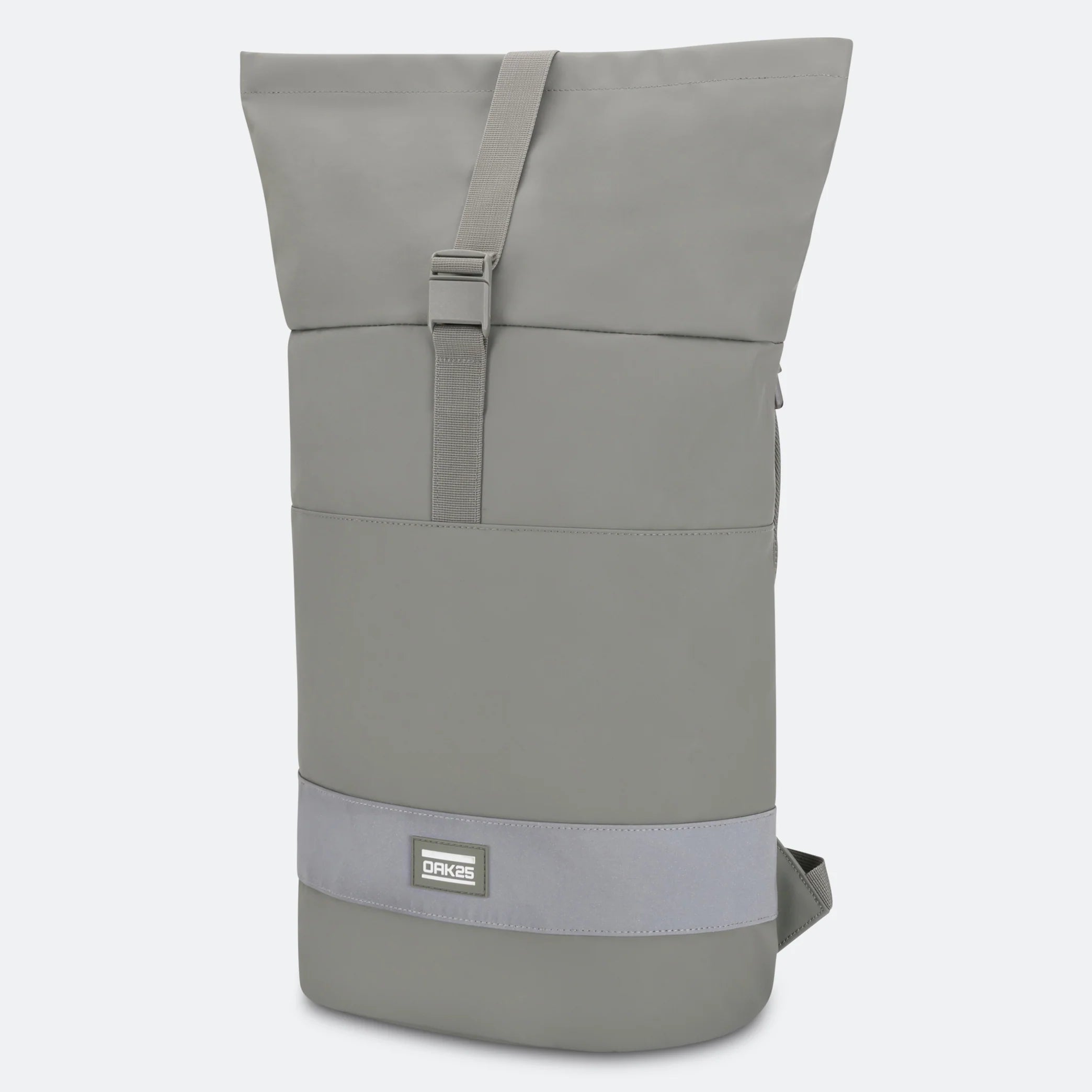Ein minimalistischer, hellgrauer Rolltop-Rucksack mit Schnallenriemen auf der Vorderseite, dezenten Nähten und einem kleinen rechteckigen DAKINE-Logoaufnäher in der Nähe des Bodens. Der Rucksack steht aufrecht vor einem schlichten weißen Hintergrund.