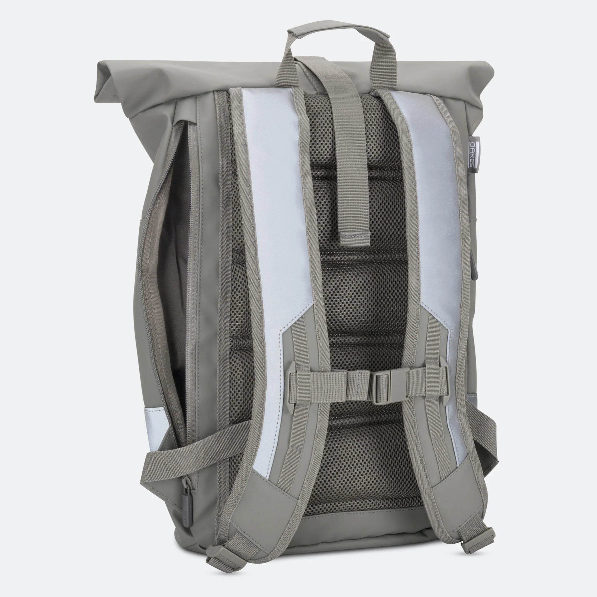 Grauer Rucksack mit gepolsterten, verstellbaren Schultergurten, Tragegriff, Brustgurt und Rolltop-Verschluss. Das Rückenteil ist mit atmungsaktivem Mesh gepolstert und sorgt für Komfort. Das Design ist schlank und modern.