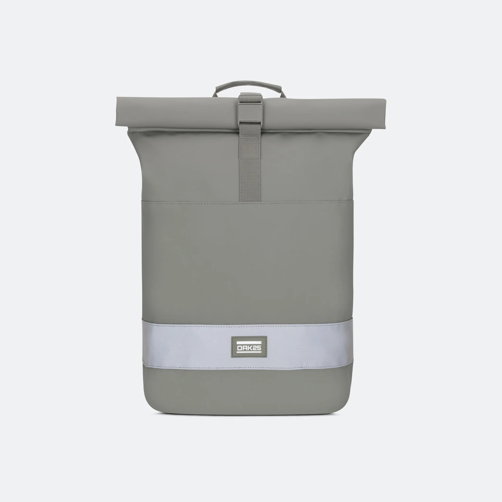 Ein minimalistischer, grauer Rolltop-Rucksack mit einem Griff an der Oberseite, einem zentralen Schnallenverschluss und einem reflektierenden horizontalen Streifen in der Nähe des Bodens. Das Markenlogo ist auf einem kleinen Aufnäher in der vorderen unteren Mitte zu sehen.