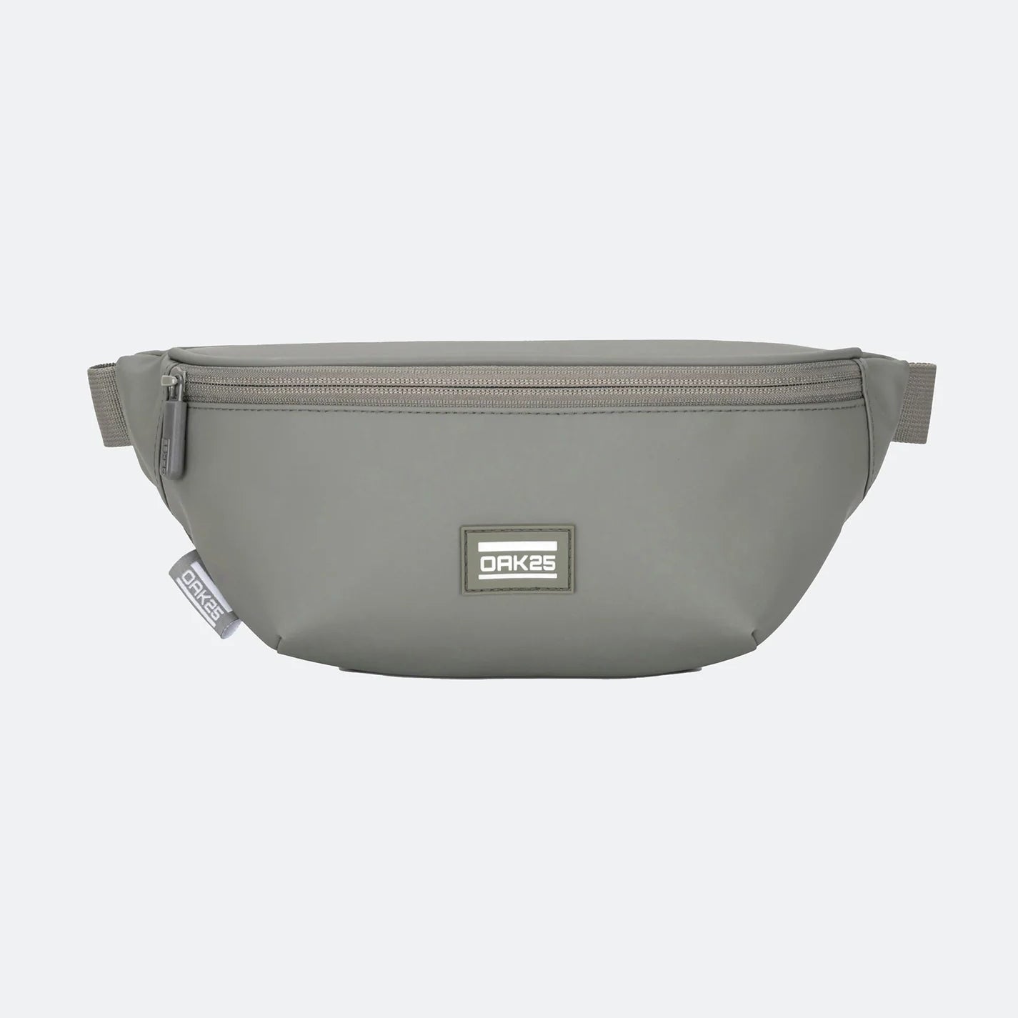 Eine graue Hüfttasche mit einem Reißverschluss auf der Vorderseite und einem kleinen rechteckigen Aufnäher mit dem Wort OAKES in Weiß. Die Tasche hat ein minimalistisches Design und seitliche Laschen zum Befestigen des verstellbaren Riemens.