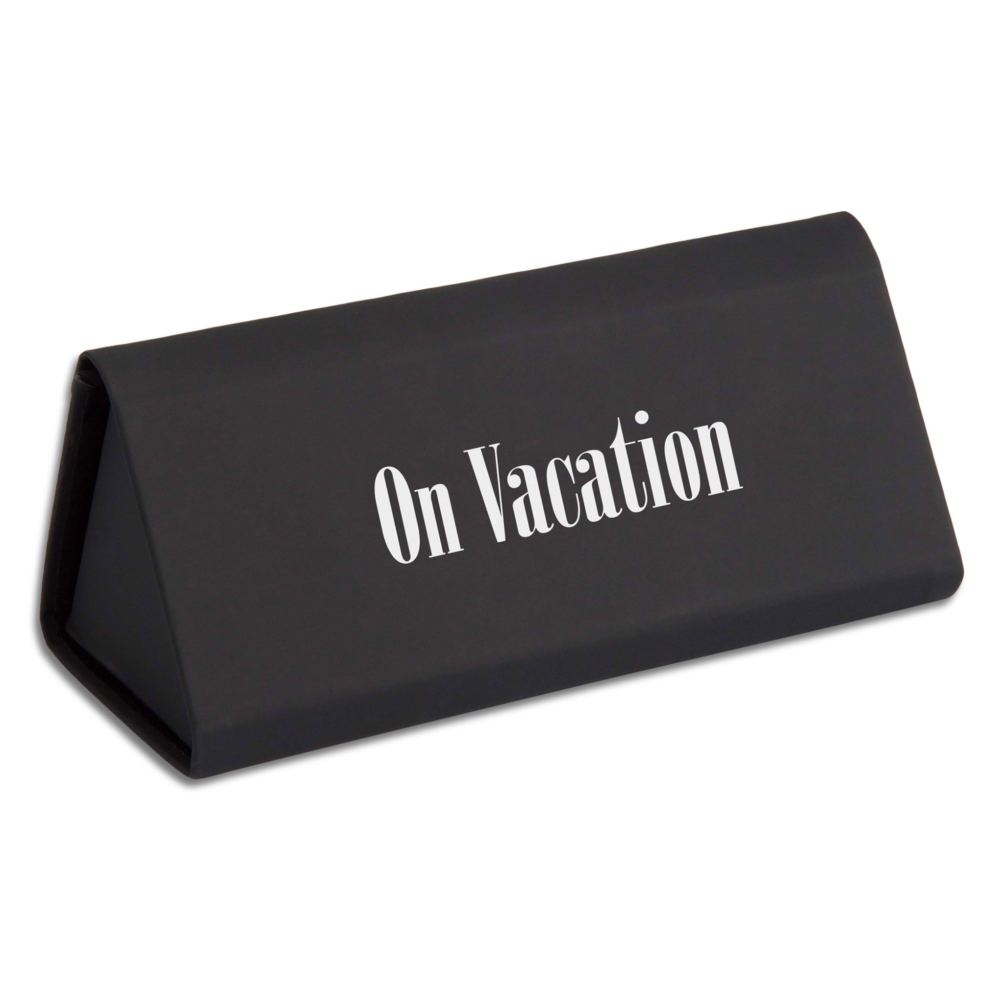 Schwarzes Türschild in Dreiecksform mit der Aufschrift "On Vacation" in weißer Schrift.