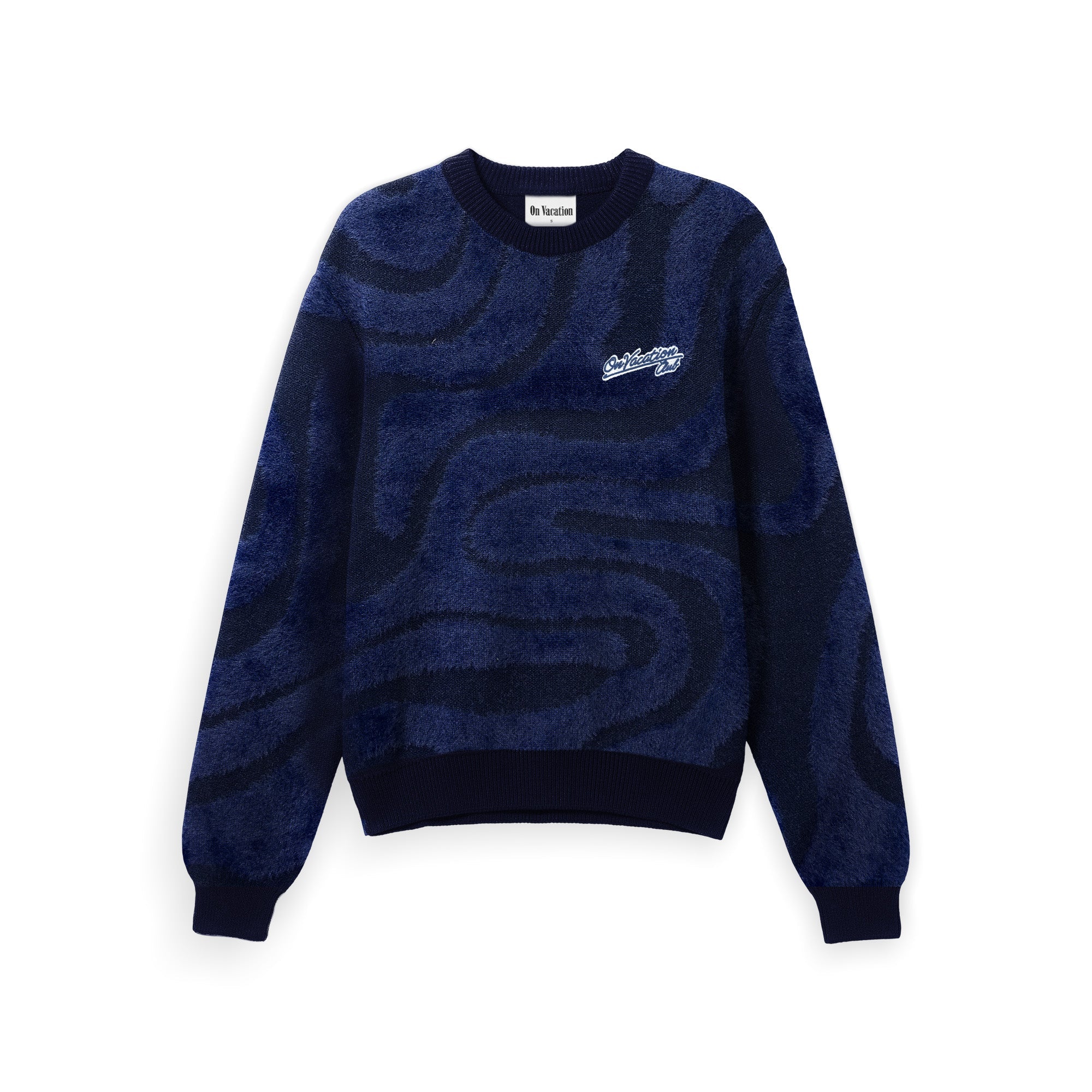 Marineblauer Pullover mit abstraktem, wellenförmigem Muster in helleren und dunkleren Blautönen, gerippten Bündchen, Kragen und Saum sowie einem kleinen weißen gestickten Logo auf der linken Brust.