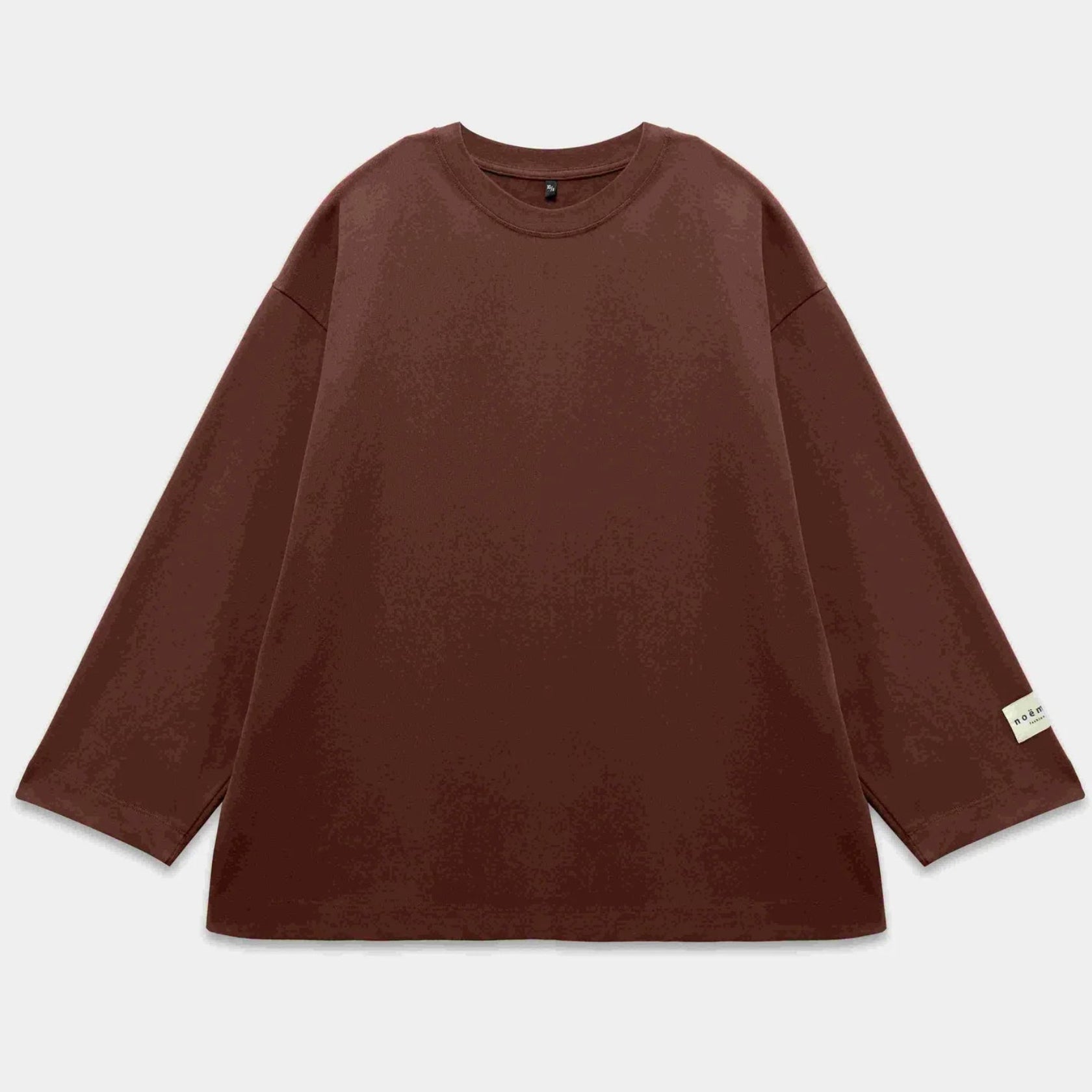 Ein schlichtes, langärmeliges, braunes T-Shirt in Übergröße mit Rundhalsausschnitt auf weißem Hintergrund. Auf dem linken Ärmel in der Nähe der Manschette befindet sich ein kleines weißes Etikett.