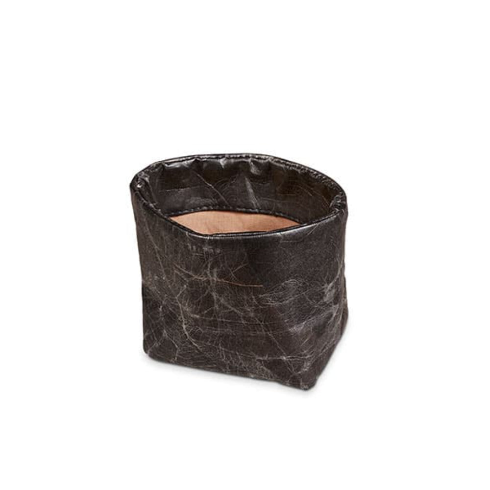 Ein kleiner, quadratischer Aufbewahrungsbehälter aus schwarzem, geknittertem Leder mit einem weichen, braunen Inneren, fotografiert vor einem weißen Hintergrund.