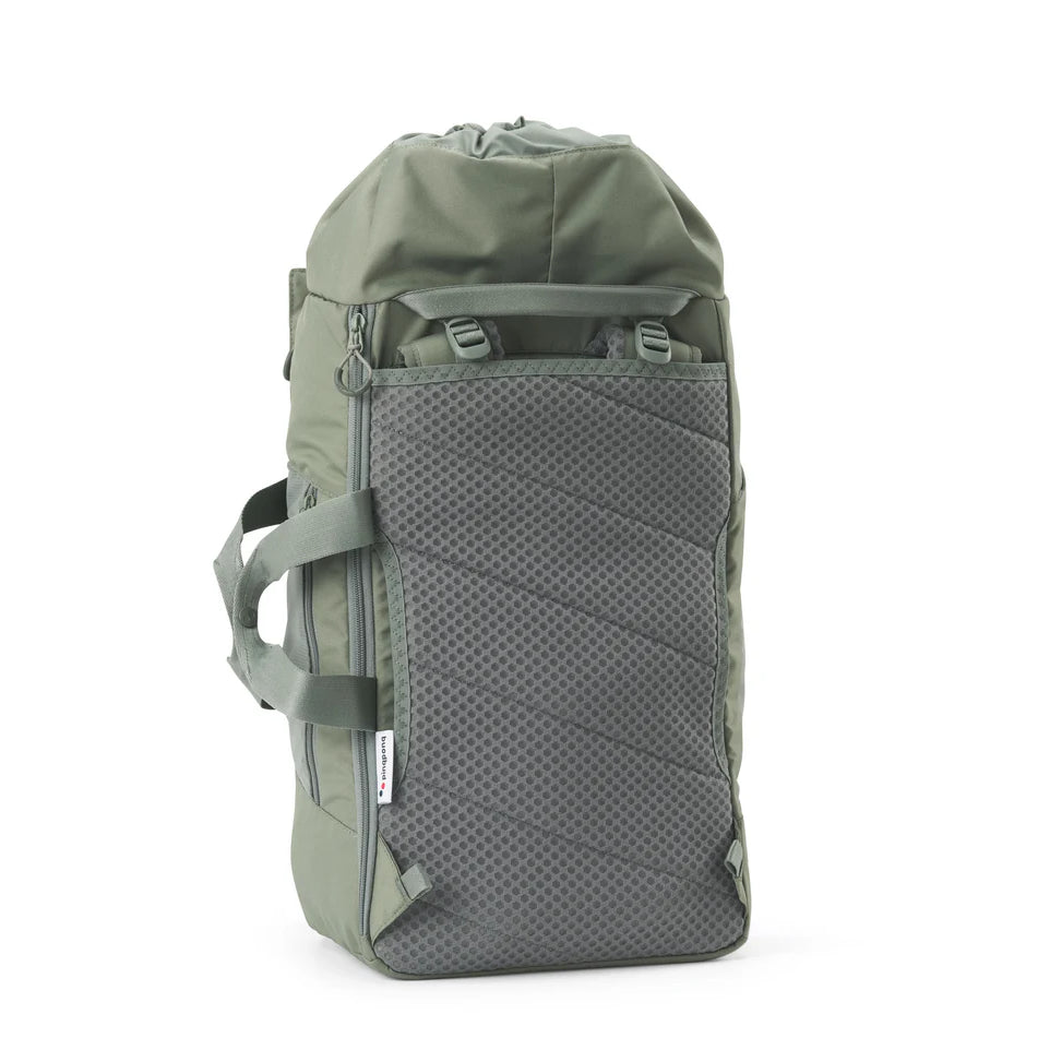 Ein grüner Rucksack mit gesteppter, netzartiger Vorderseite, seitlichen Griffen und einem Kordelzugverschluss an der Oberseite, der aufrecht vor einem einfarbig weißen Hintergrund steht.