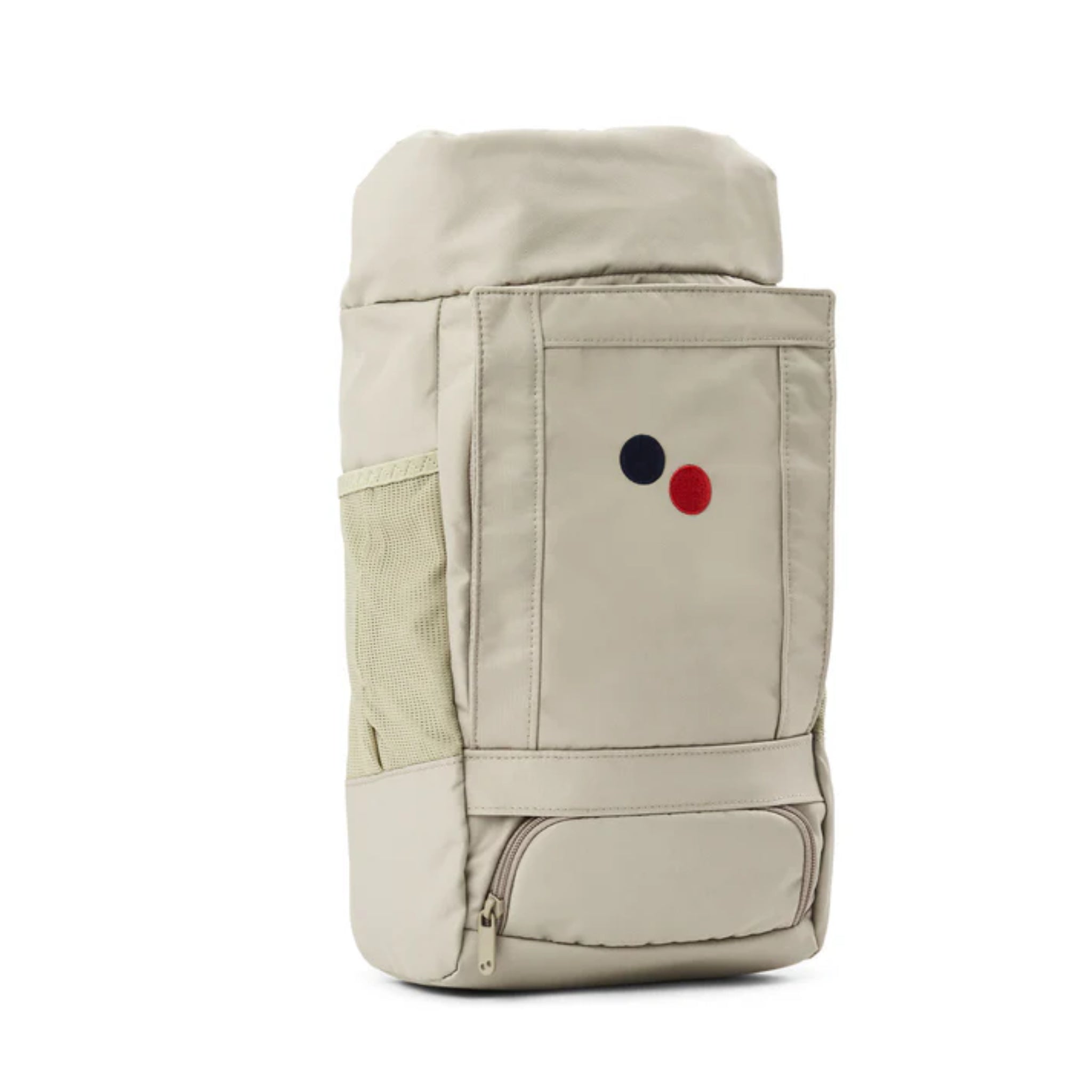 Ein beiger Rucksack mit einer Reißverschlusstasche auf der Vorderseite, einer seitlichen Netztasche und zwei kleinen runden Aufnähern - einem schwarzen und einem roten - auf der Vorderseite. Der Rucksack hat ein minimalistisches, modernes Design.