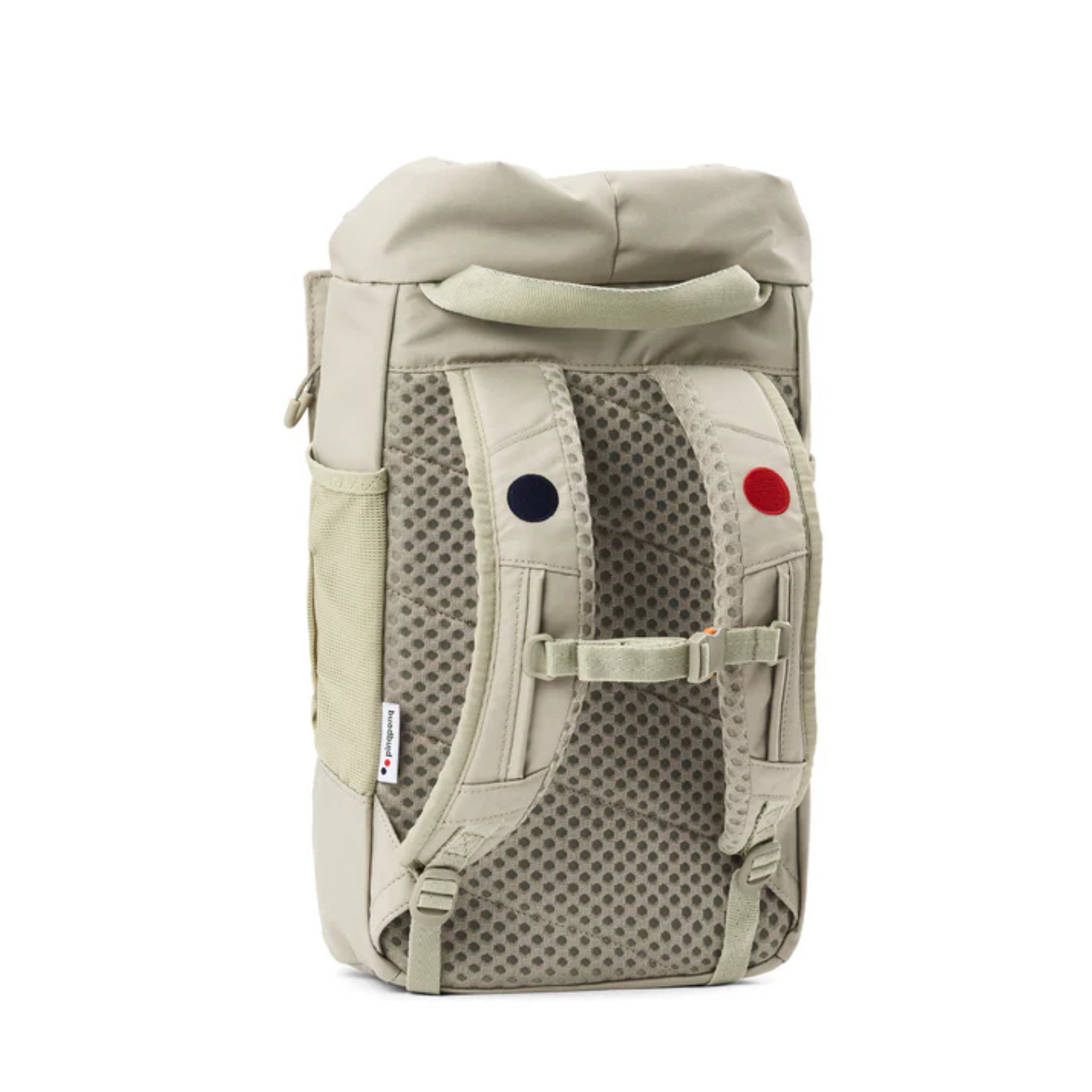 Beigefarbener Rucksack in Rückenansicht mit gepolsterten Schultergurten aus Mesh mit einem roten Punkt auf dem rechten und einem blauen Punkt auf dem linken Gurt, einer Seitentasche aus Mesh und einem Tragegriff oben.