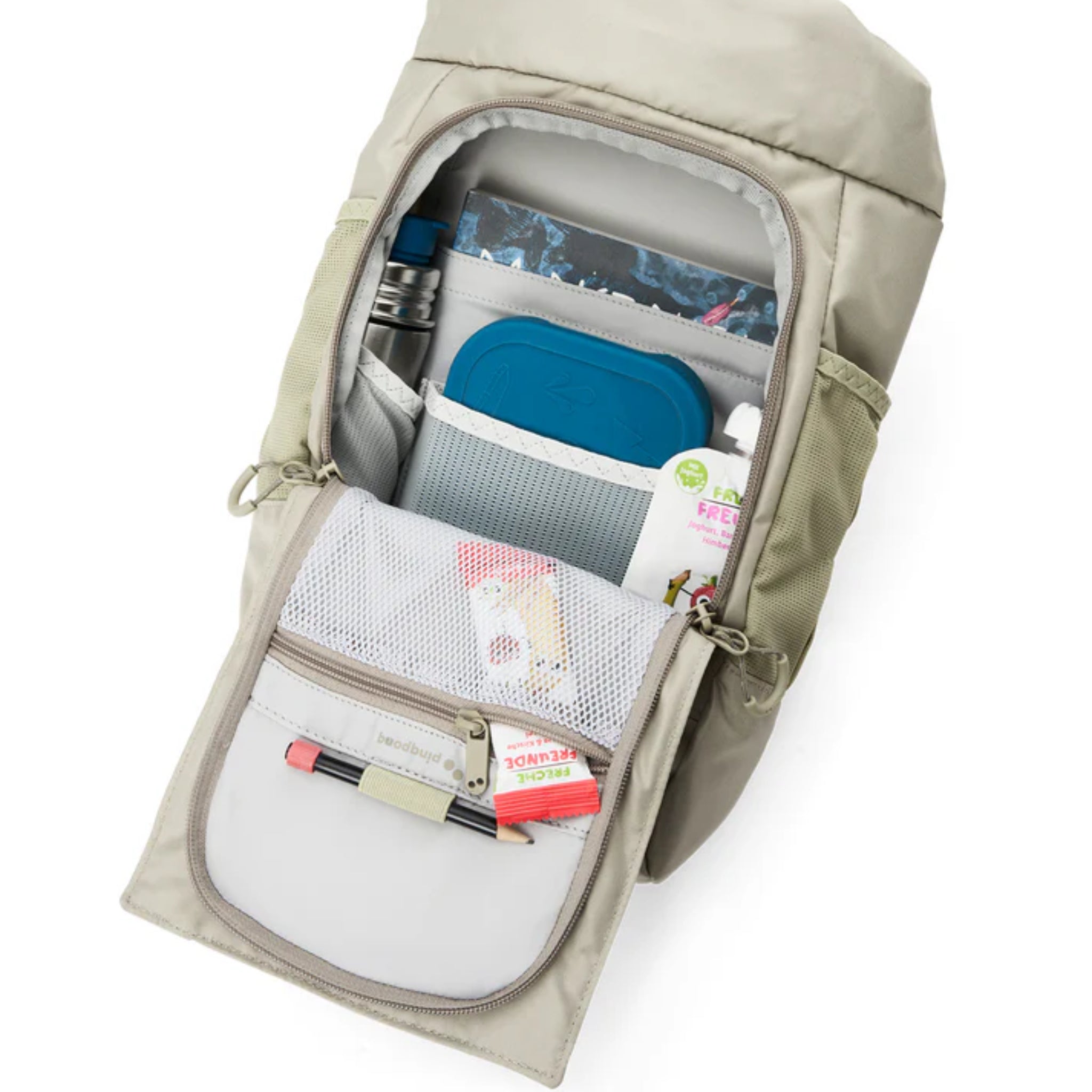 Der beigefarbene Rucksack wurde geöffnet und enthielt eine Wasserflasche, einen blauen Essensbehälter, einen Beutel mit Babynahrung, Stifte, eine Karte und ein kleines Notizbuch in verschiedenen Fächern und Netztaschen.