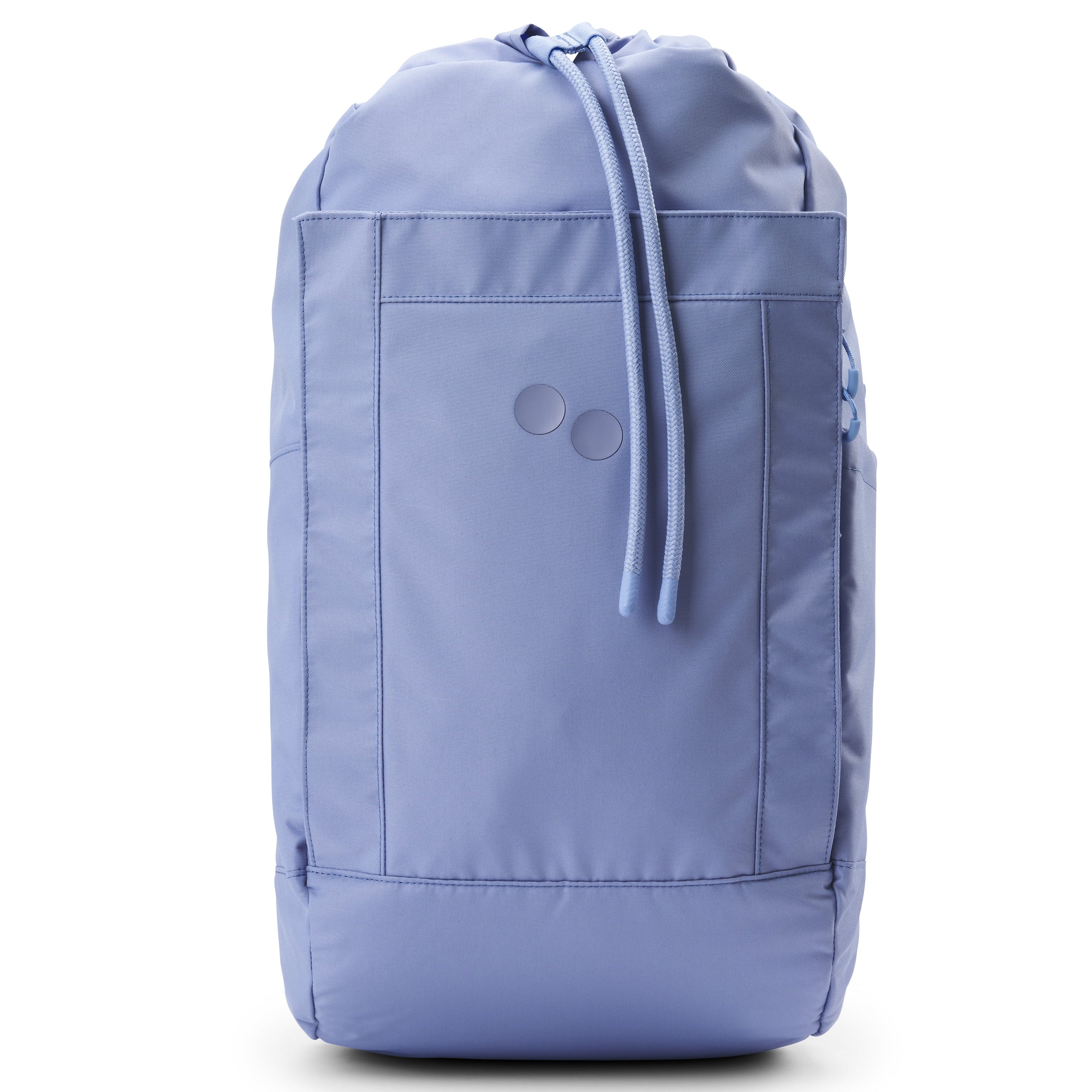 Hellvioletter Rucksack mit weicher, glatter Textur, Vordertasche, Kordelzugverschluss an der Oberseite und zwei kleinen runden Knöpfen auf der Vorderseite. Die Tasche steht aufrecht vor einem weißen Hintergrund.