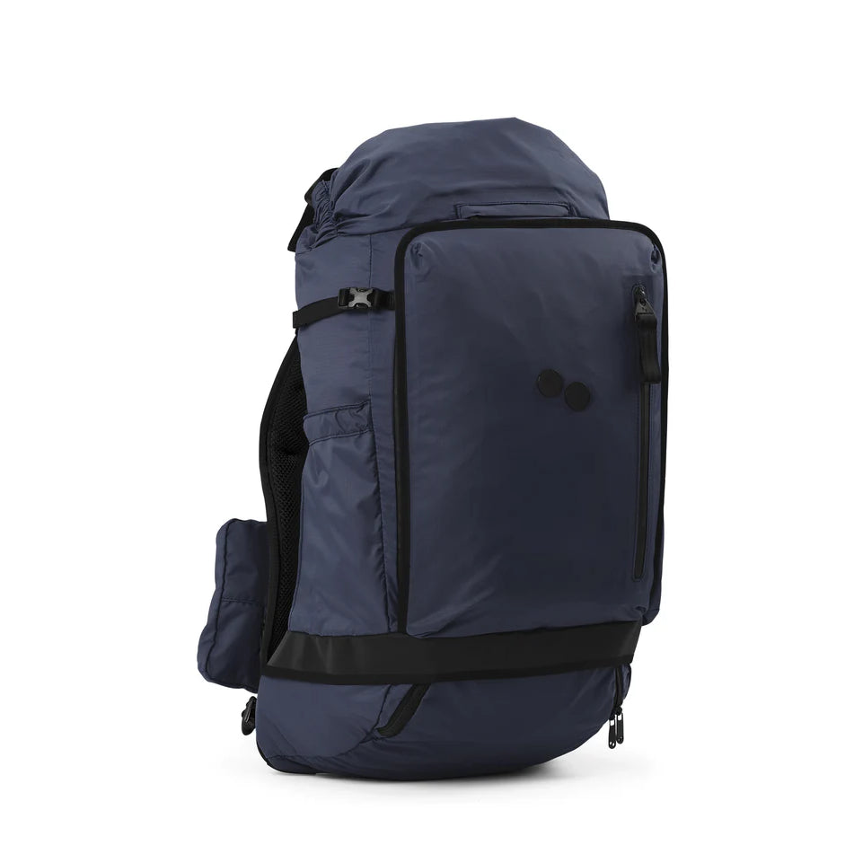 Ein dunkelblauer Rucksack mit mehreren Reißverschlussfächern, einer oberen Klappe, Seitentaschen, gepolsterten Schulterriemen und einem schlanken, minimalistischen Design, abgebildet auf einem weißen Hintergrund.
