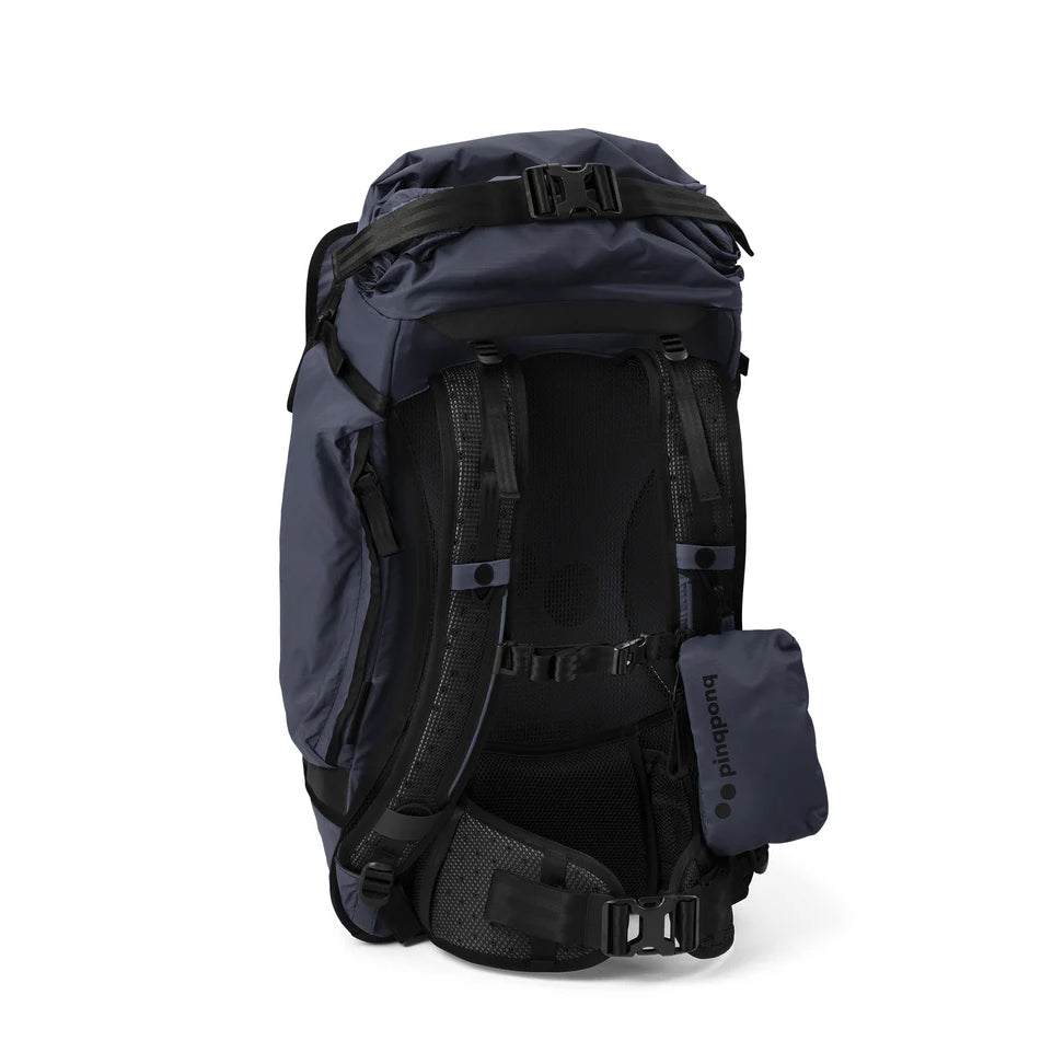 Ein marineblauer und schwarzer Wanderrucksack ist aufrecht stehend, von hinten gesehen, abgebildet. Er hat gepolsterte Schultergurte, Netzunterstützung, Verstellriemen und eine kleine aufgesetzte Tasche.
