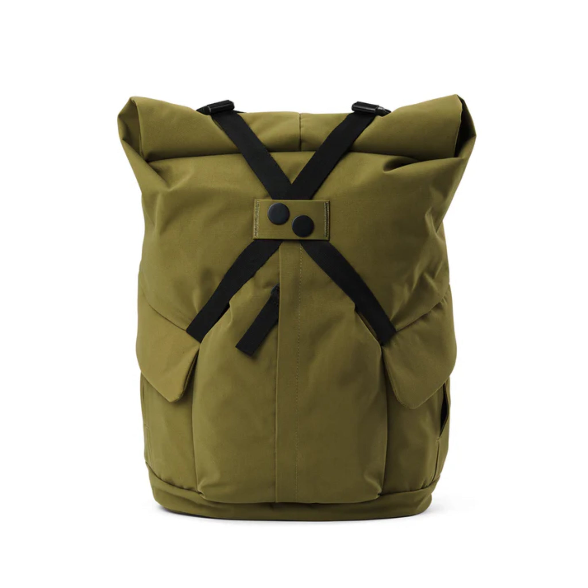 Olivgrüner Rucksack mit Rollverschluss, zwei Vordertaschen und schwarzen Riemen, die über die Vorderseite verlaufen und mit zwei Druckknöpfen befestigt sind.