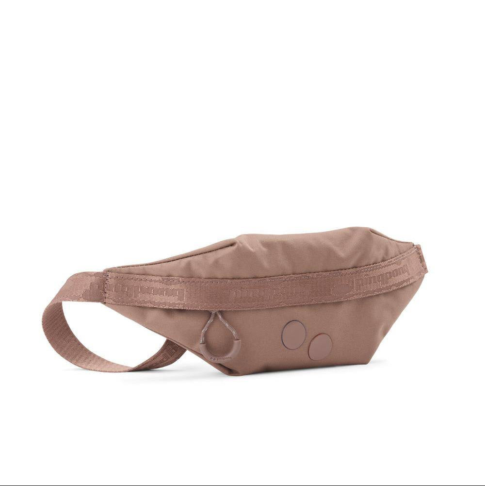 Eine hellbraune Gürteltasche mit einem Hauptfach mit Reißverschluss, einem verstellbaren Riemen und zwei kleinen runden Akzenten auf der Vorderseite. Die Tasche ist vor einem schlichten weißen Hintergrund fotografiert.