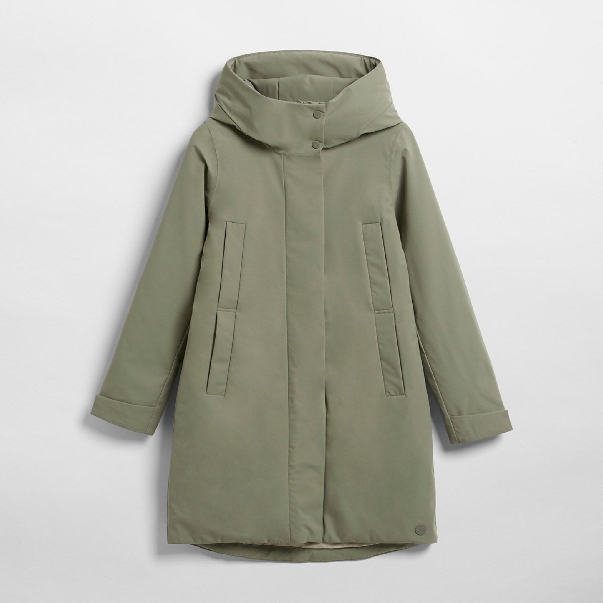 Grüner Wintermantel mit Kapuze, langen Ärmeln und seitlichen Taschen auf einem weißen Hintergrund.