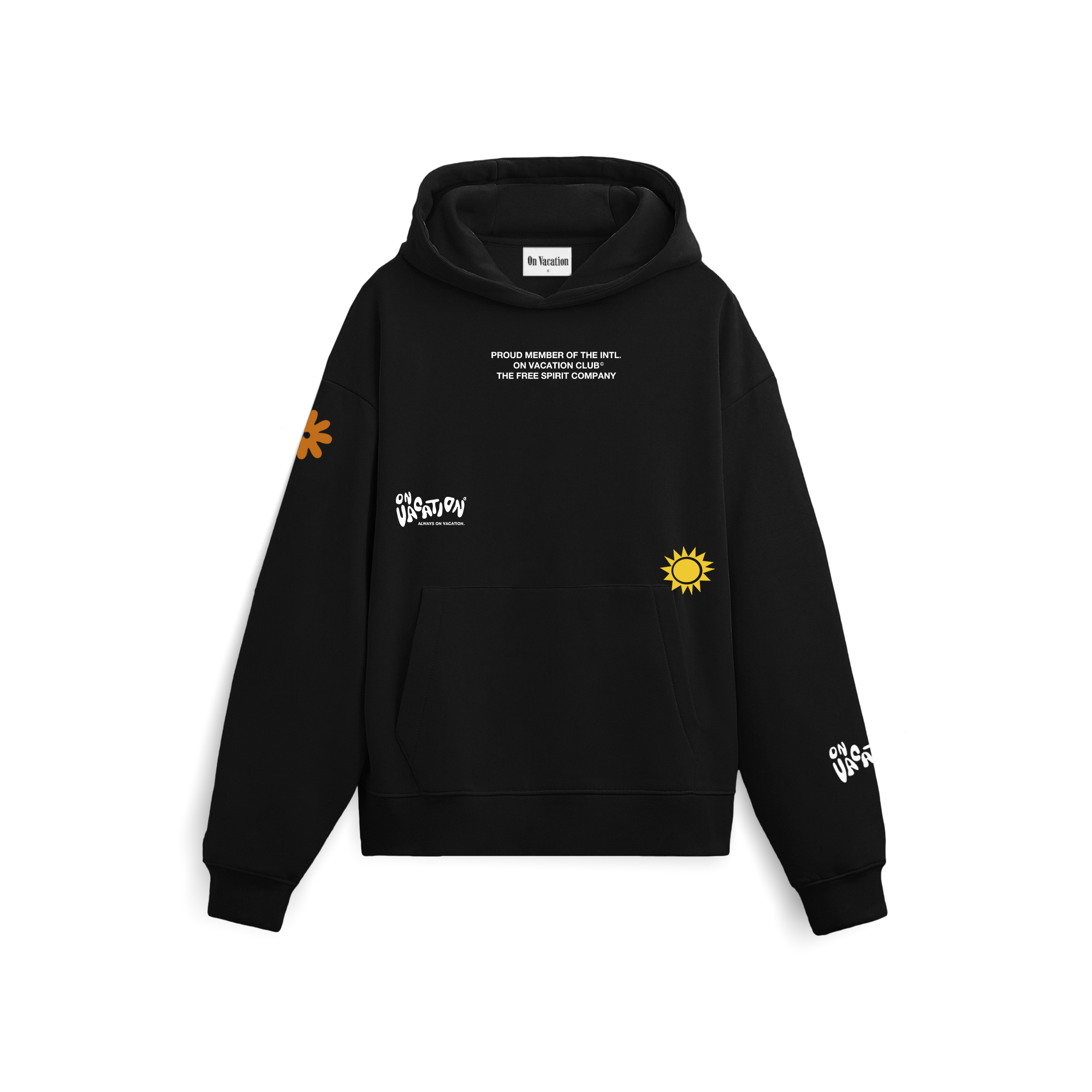 Schwarzer Kapuzenpulli mit weißem Text auf der Brust und grafischen Aufnähern in Orange und Gelb auf den Ärmeln und am Körper, die sich vor einem weißen Hintergrund abzeichnen.
