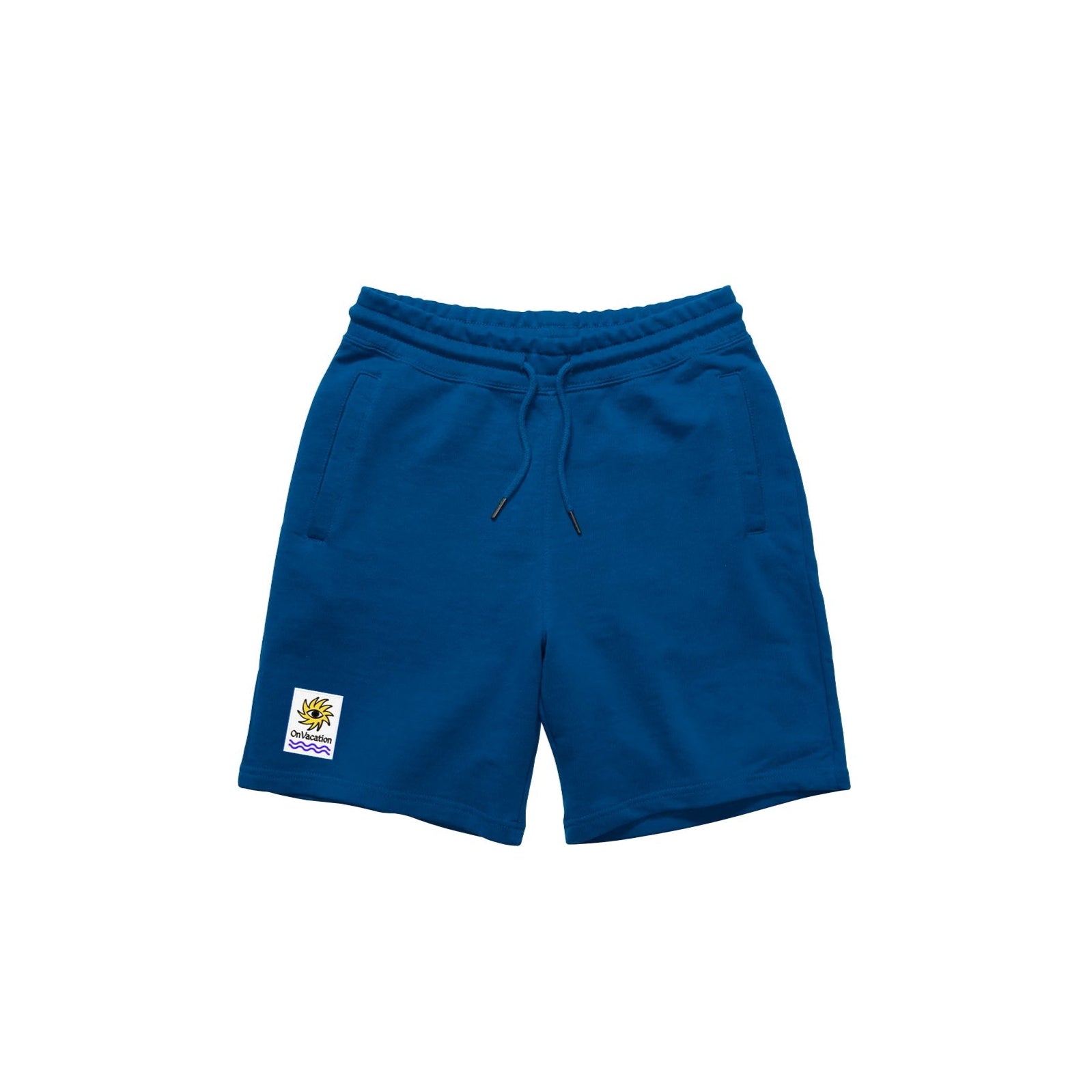 Blaue Shorts mit Kordelzug, Seitentaschen und einem weißen rechteckigen Aufnäher mit einem goldenen Löwen und Text in der Nähe des linken Saums auf weißem Hintergrund.