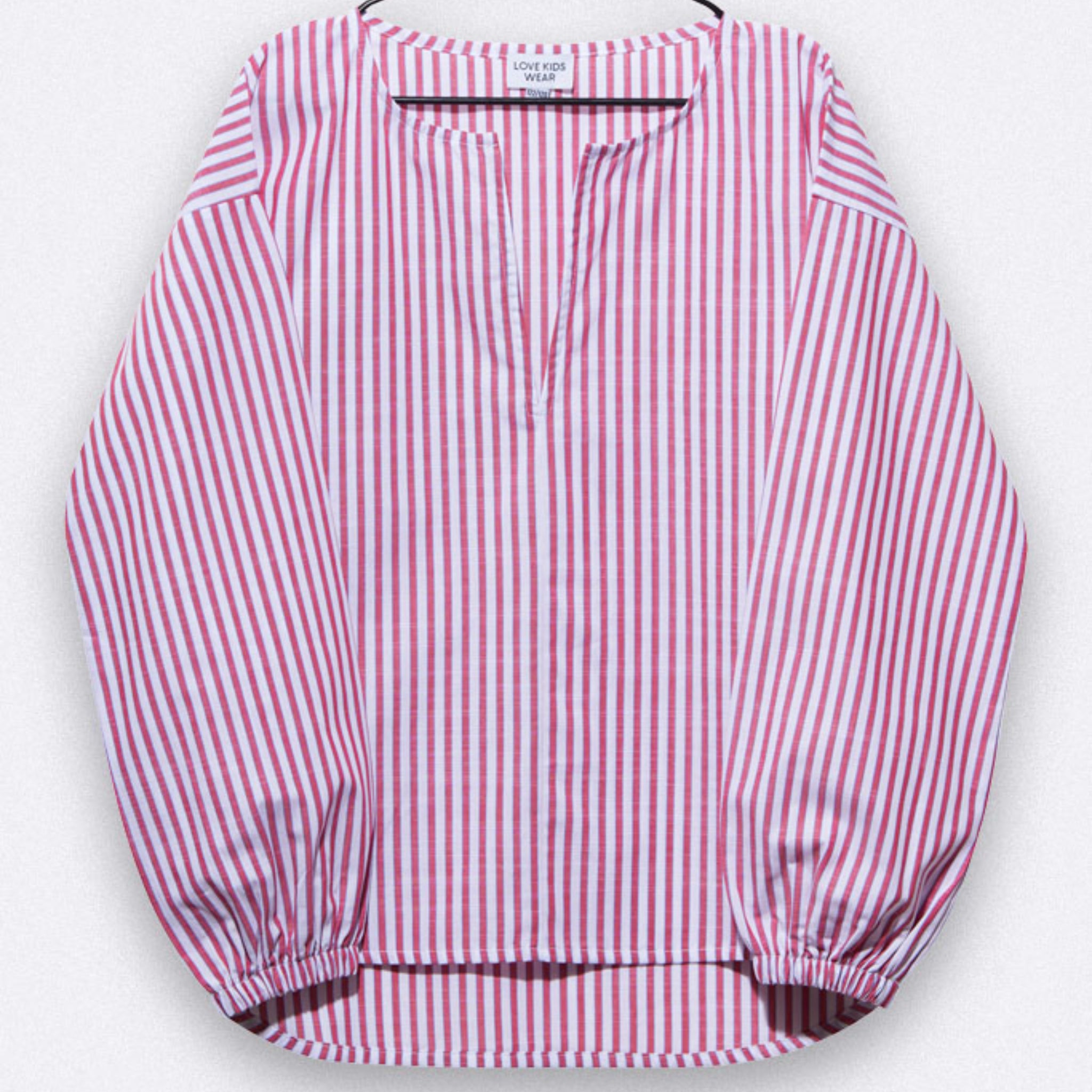 Langärmelige Bluse mit vertikalen roten und weißen Streifen, lockerer Passform, Rundhalsausschnitt mit Schlitz vorne und elastischen Bündchen.