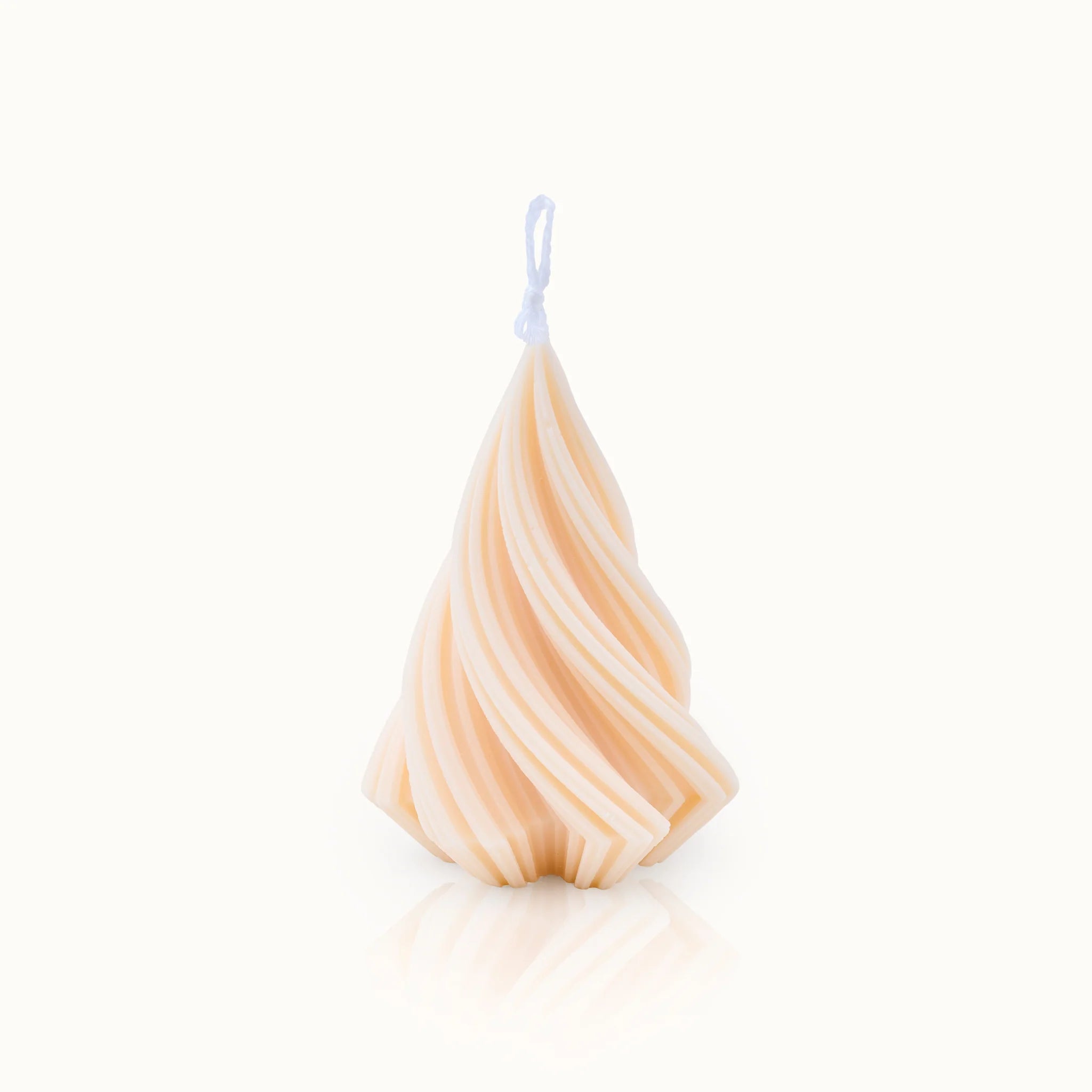 Beige, gedrehte Kerze mit einzigartiger Form und sichtbarem Docht auf hellgrauem Hintergrund.