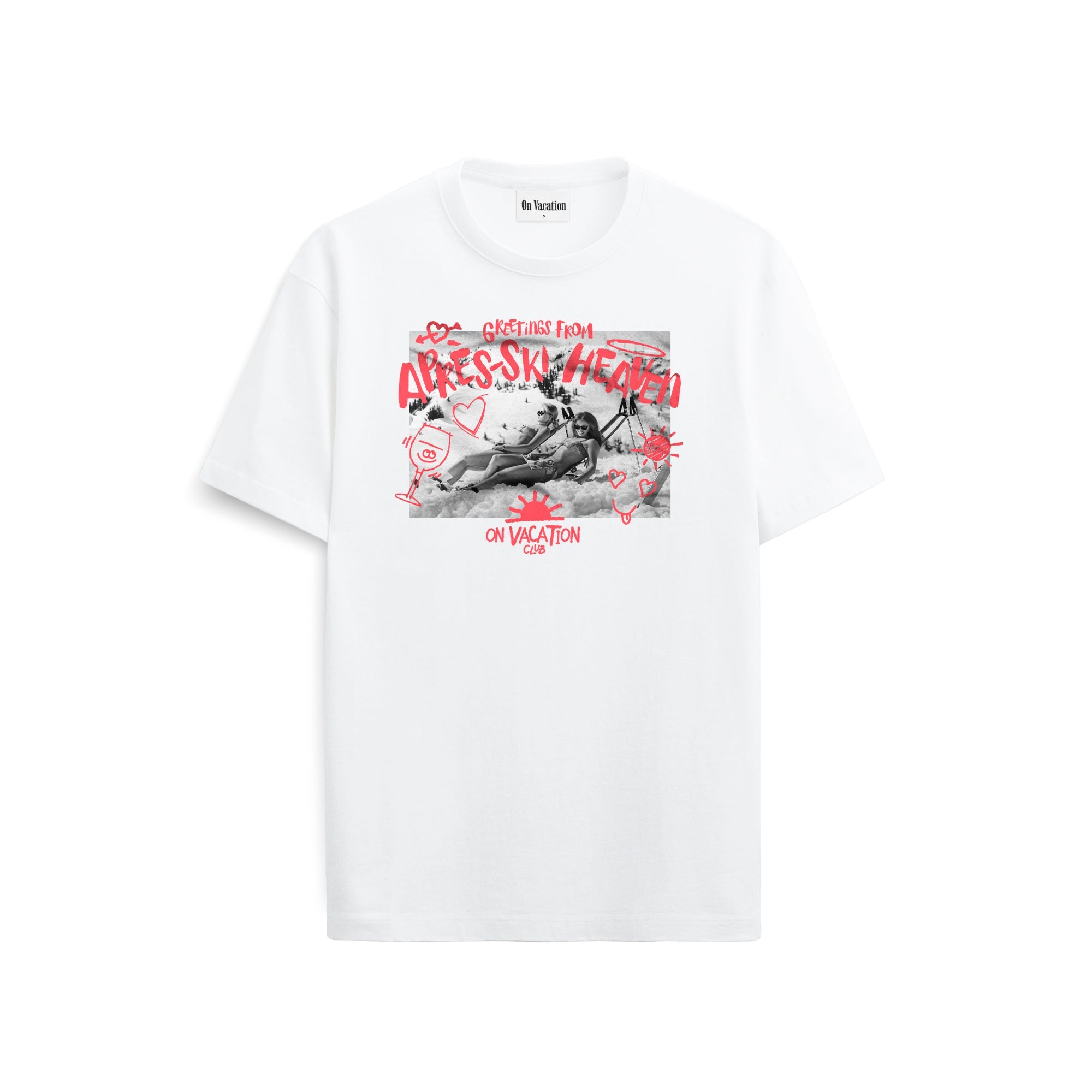 Weißes T-Shirt mit einer Grafik mit einer schwarz-weißen Skiszene, überlagert von roten Kritzeleien und dem Text "GREETINGS FROM APRÈS-SKI HEAVEN ON VACATION" in einer verspielten Schriftart.
