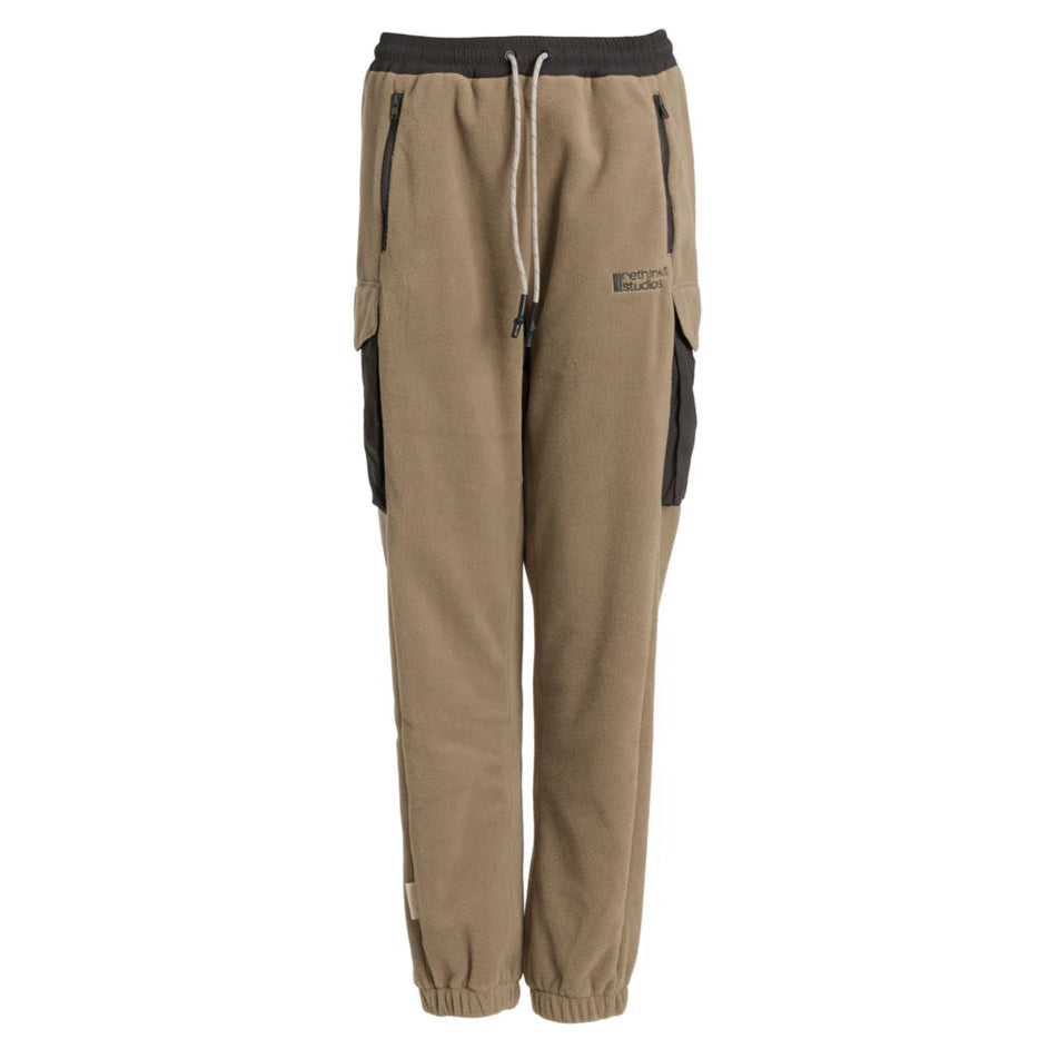 Hellbraune Cargo-Jogginghose mit schwarzen Seiteneinsätzen, schwarzem, elastischem Bund, weißem Kordelzug, Reißverschlusstaschen und elastischen Bündchen auf weißem Hintergrund.