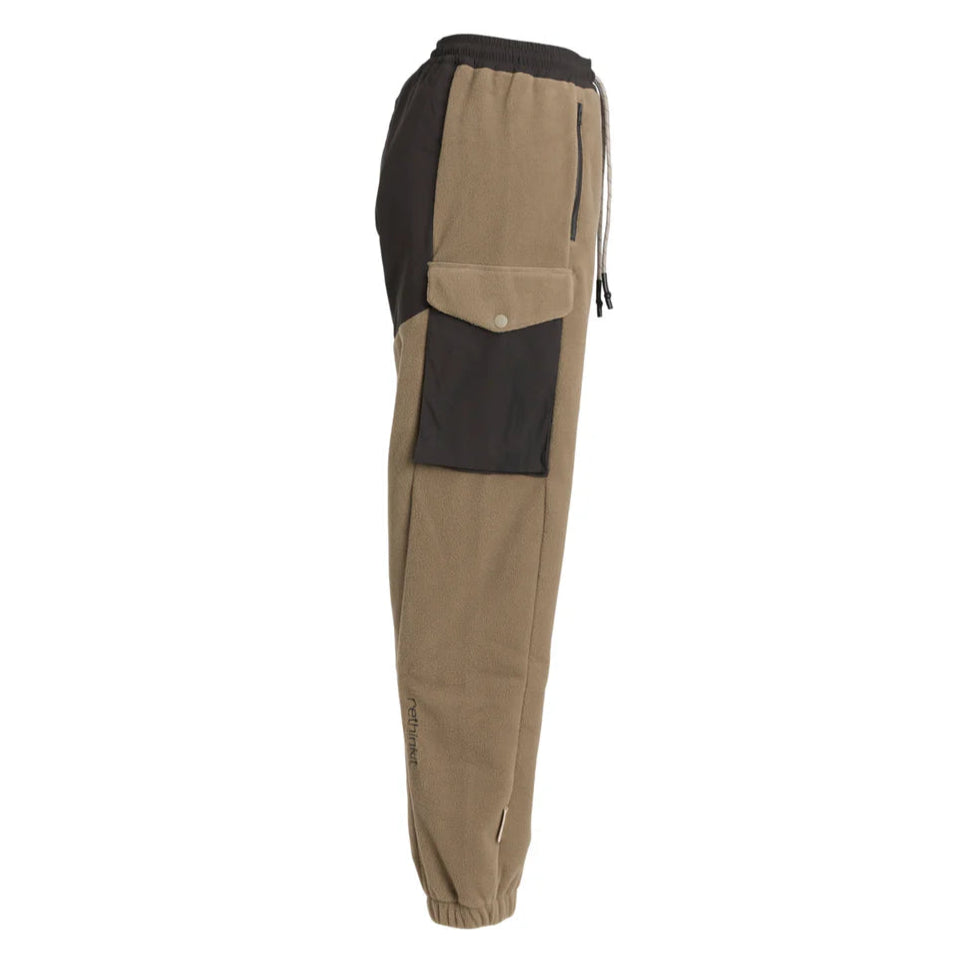 Seitenansicht einer braunen Fleece-Jogginghose mit schwarzem Bund, schwarzer Seitentasche mit Klappe und schwarzer Zierleiste am Oberschenkel. Die Hose hat ein elastisches Knöchelbündchen und einen Kordelzug in der Taille.