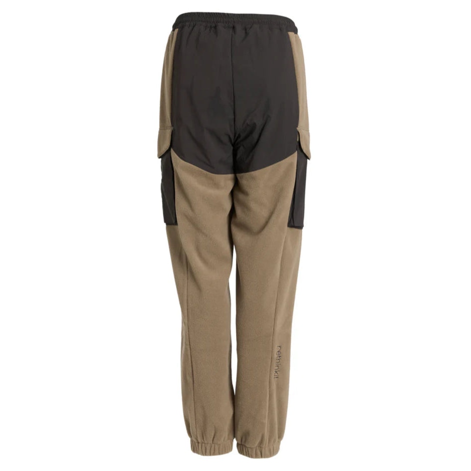 Eine zweifarbige Jogginghose, von hinten gesehen, mit hellbraunen Beinen, schwarzen Einsätzen am Gesäß und an den Seiten, elastischen Bündchen an den Knöcheln und einem elastischen Bund.