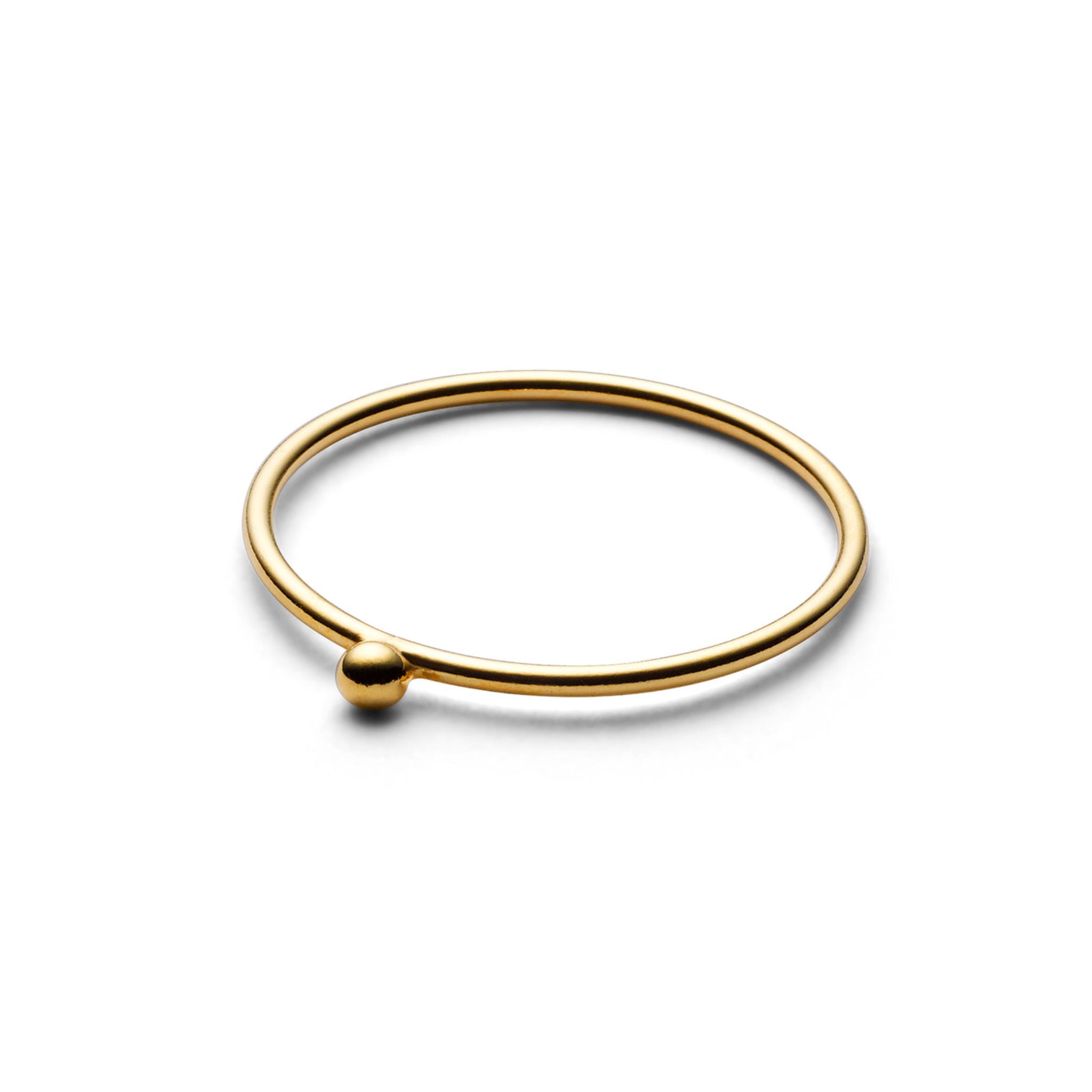 Ein schlichter Goldring mit einem dünnen Band und einer kleinen, glatten Goldkugel an einer Seite, die auf einem weißen Hintergrund angebracht ist.