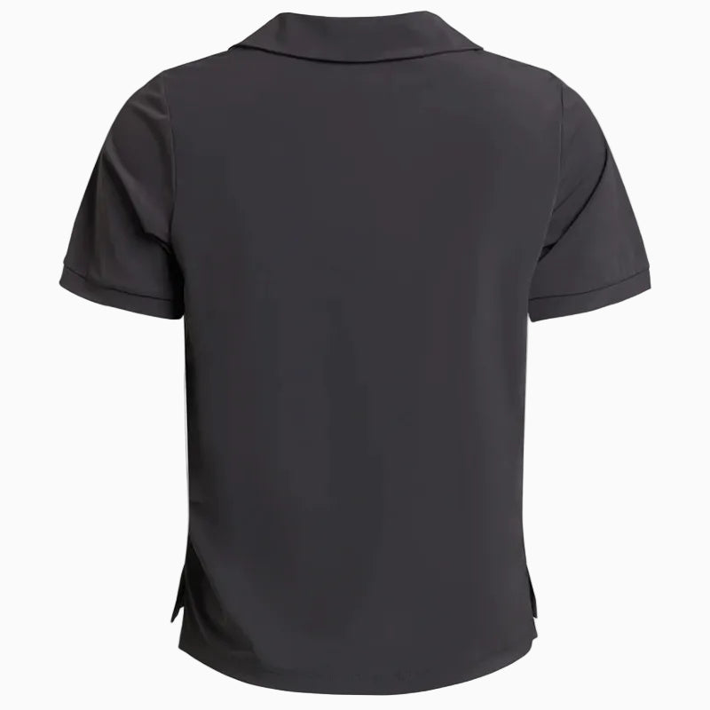 Ein einfarbiges, kurzärmeliges, dunkelgraues Hemd mit Kragen, von hinten auf weißem Hintergrund.