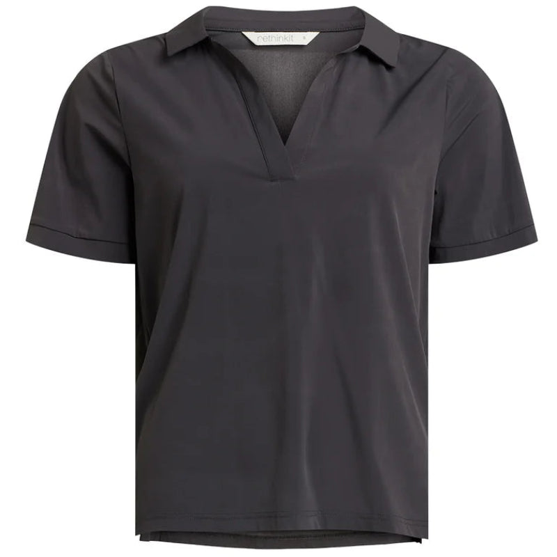 Eine kurzärmelige, dunkelgraue Bluse mit lockerer Passform, offenem V-Ausschnitt und kleinem Kragen, die auf einem schlichten weißen Hintergrund abgebildet ist.