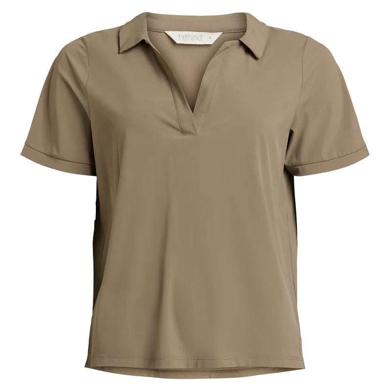 Eine kurzärmelige, hellbraune Bluse mit lockerer Passform, Kragen und V-Ausschnitt auf einfarbig weißem Hintergrund.