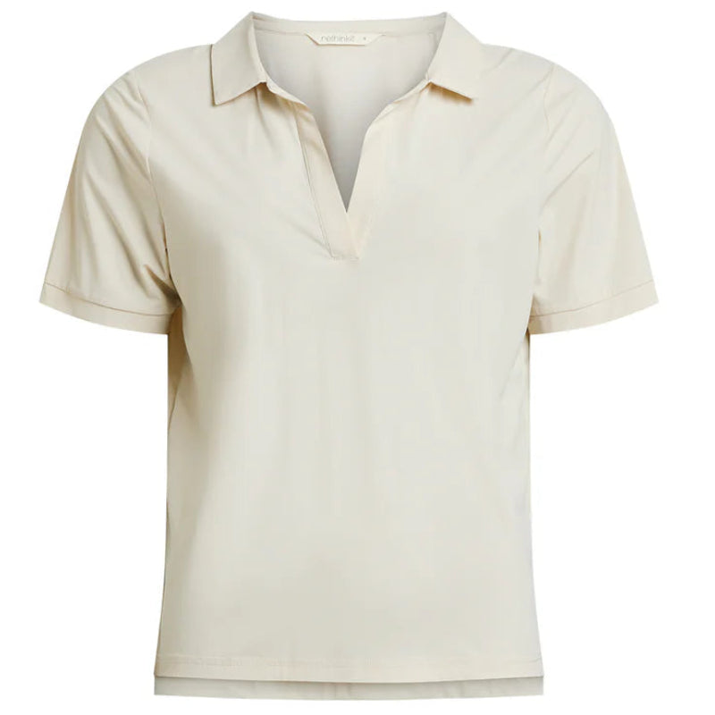 Ein kurzärmeliges, hellbeiges Hemd mit Kragen und V-Ausschnitt auf weißem Grund.