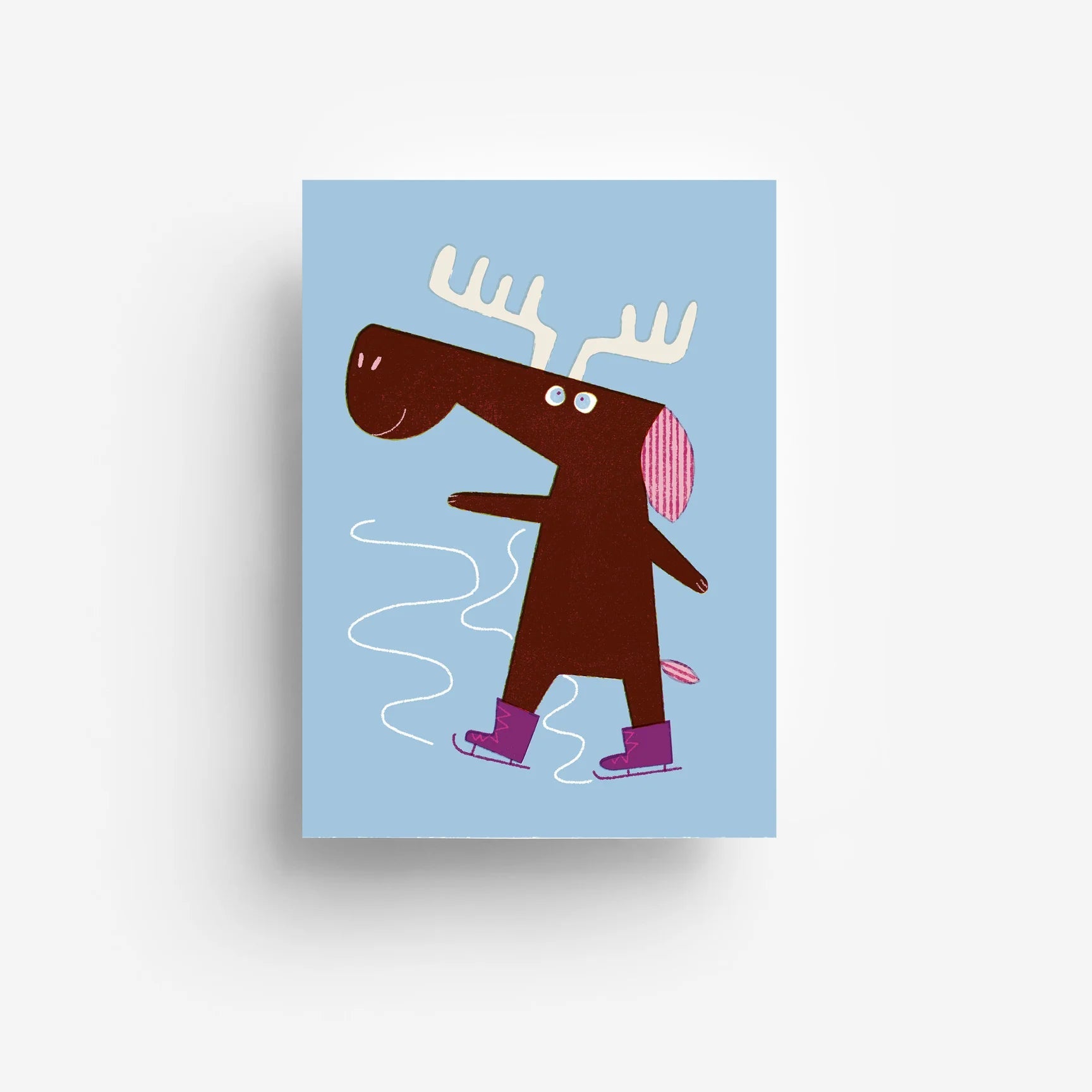 Ein Cartoon-Elch mit rosa Ohren und lila Schlittschuhen gleitet auf einer eisigen Fläche vor einem hellblauen Hintergrund. Weiße geschwungene Linien suggerieren Bewegung auf dem Eis.
