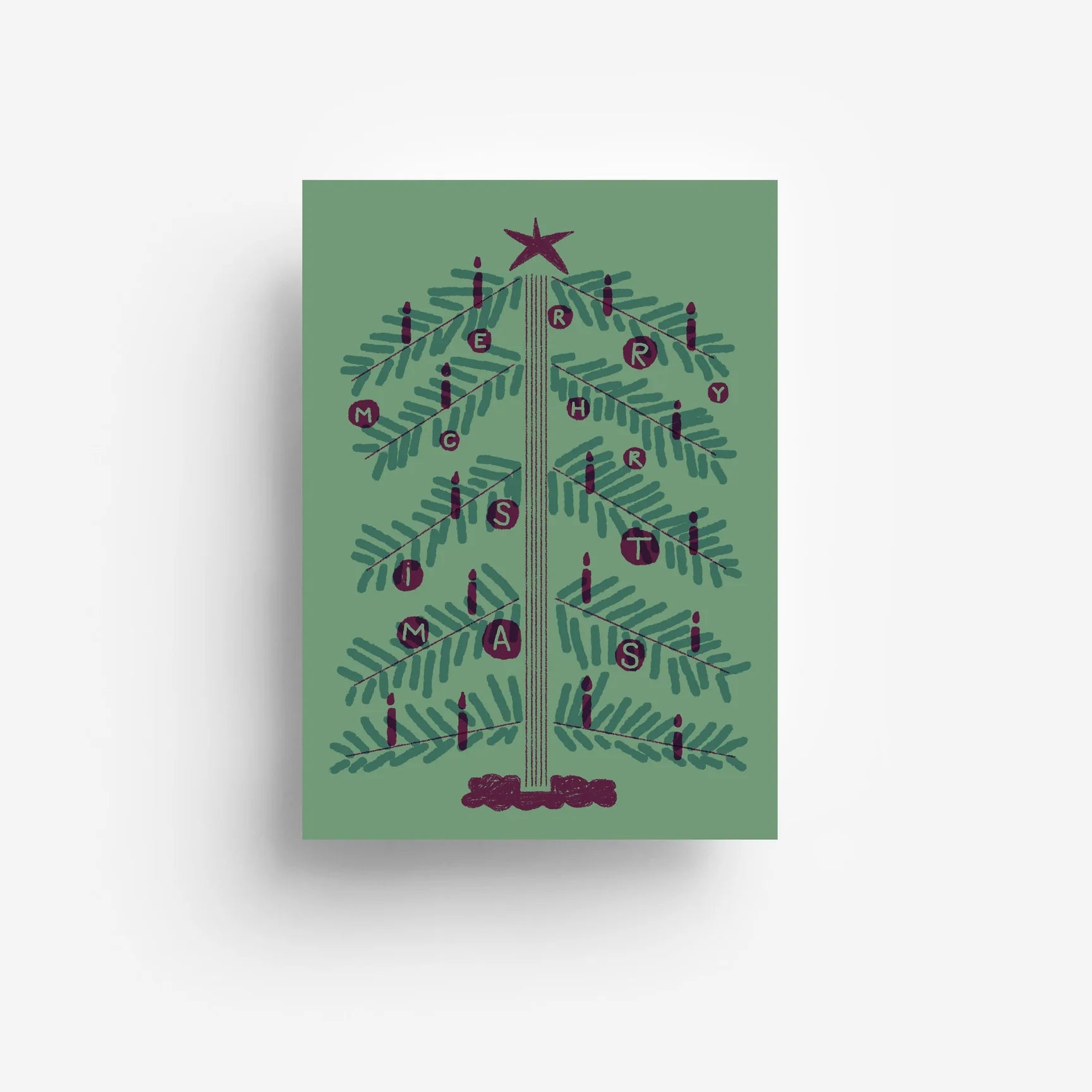 Eine Weihnachtskarten-Illustration eines Baums mit roter Sternspitze, dunkelgrünen Zweigen und Ornamenten, die vertikal "Frohe Weihnachten" buchstabieren. Der Hintergrund ist ein gedämpftes Grün.