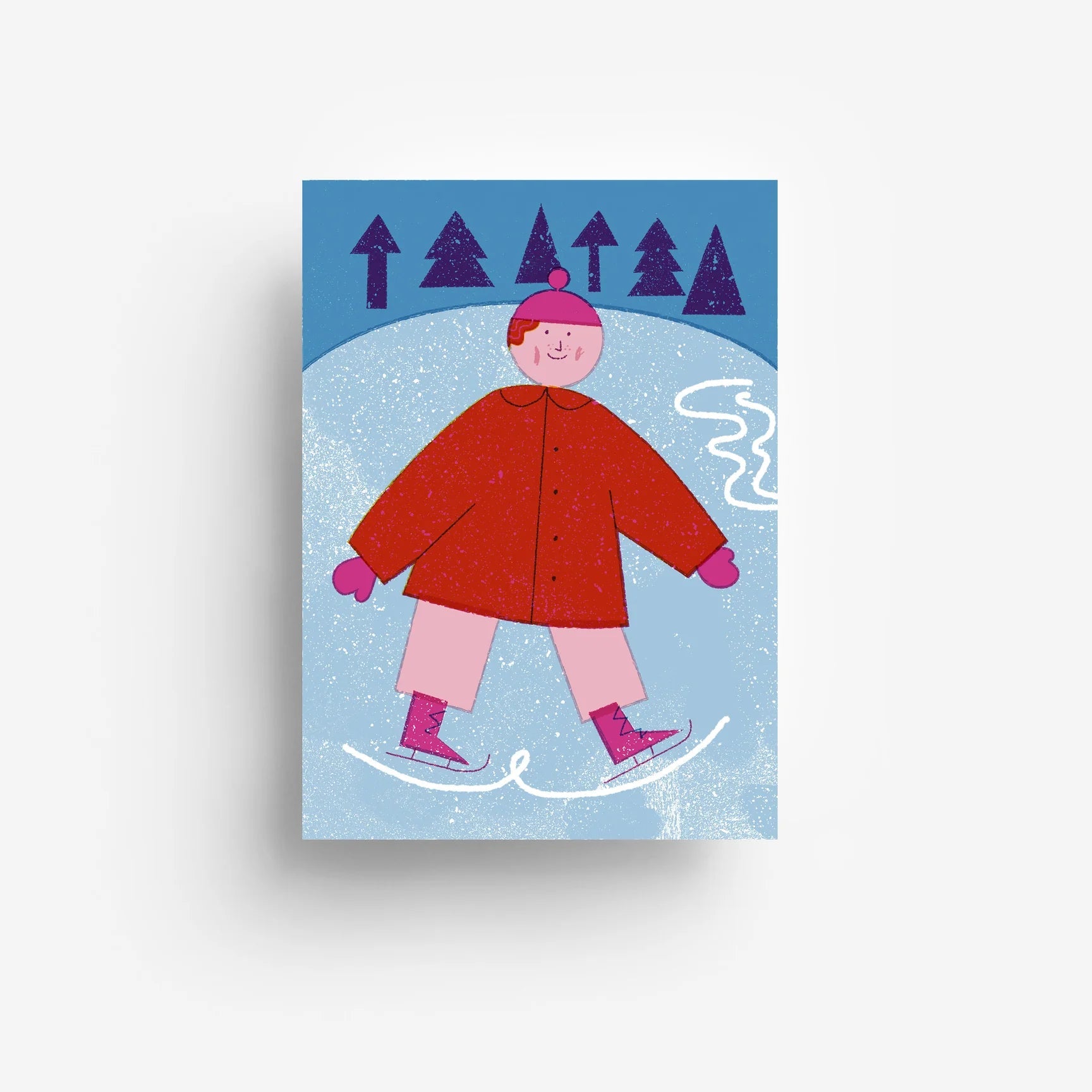 Eine Person, die einen roten Mantel, eine rosa Hose und einen Hut trägt, läuft Schlittschuh auf einer Eisbahn mit verschneiten Bäumen im Hintergrund unter blauem Himmel.