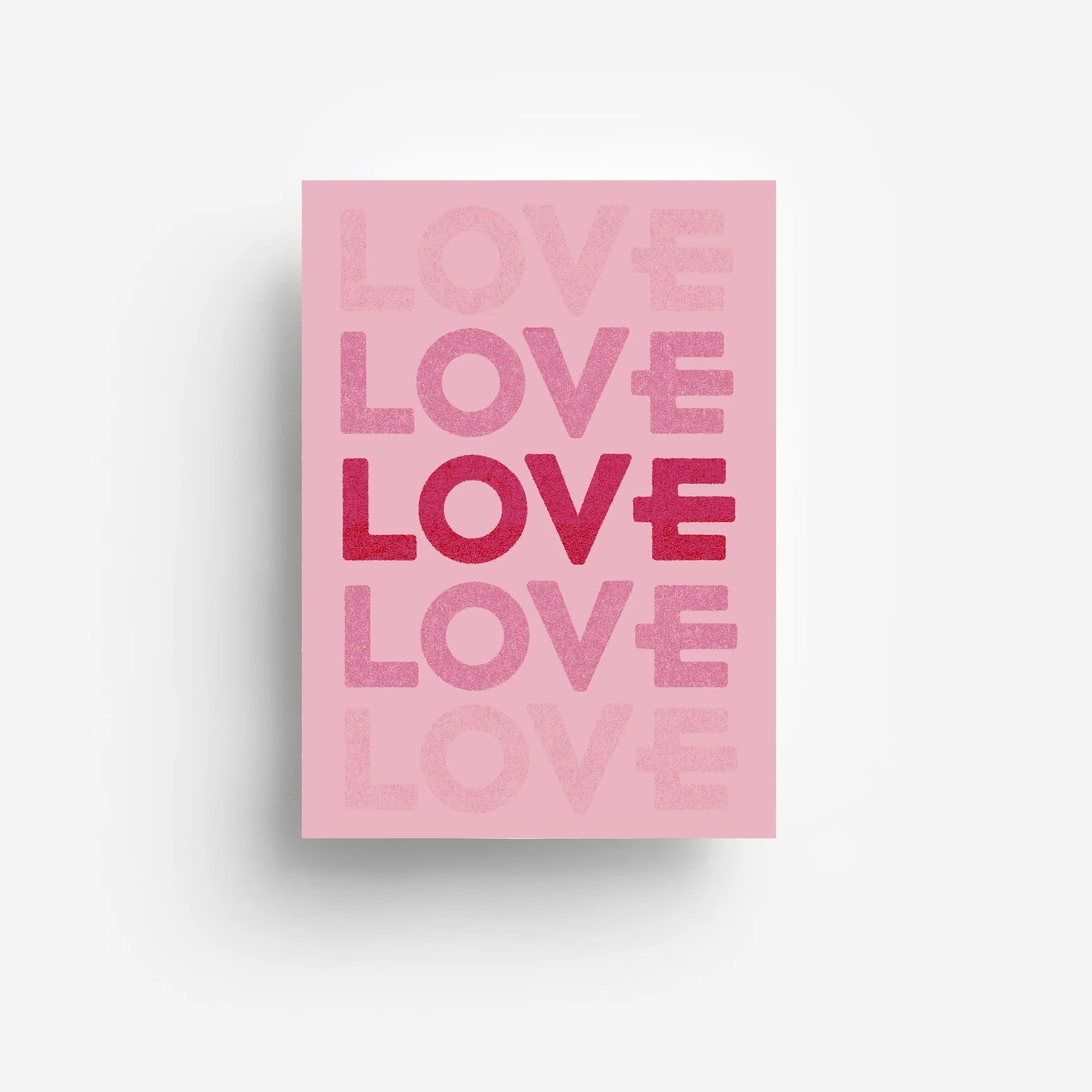 Eine rosafarbene Karte mit dem Wort LIEBE, das fünfmal in verschiedenen Rosa- und Rottönen wiederholt wird, mit dem mittleren Wort LIEBE in fetten roten Buchstaben vor einem hellen Hintergrund.