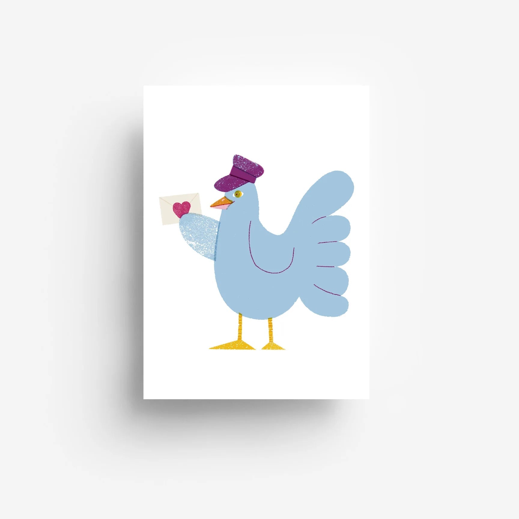 Ein blauer Cartoon-Vogel mit lilafarbenem Hut hält einen Umschlag mit einem rosafarbenen Herz darauf in seinem Flügel, der vor einem schlichten weißen Hintergrund steht.