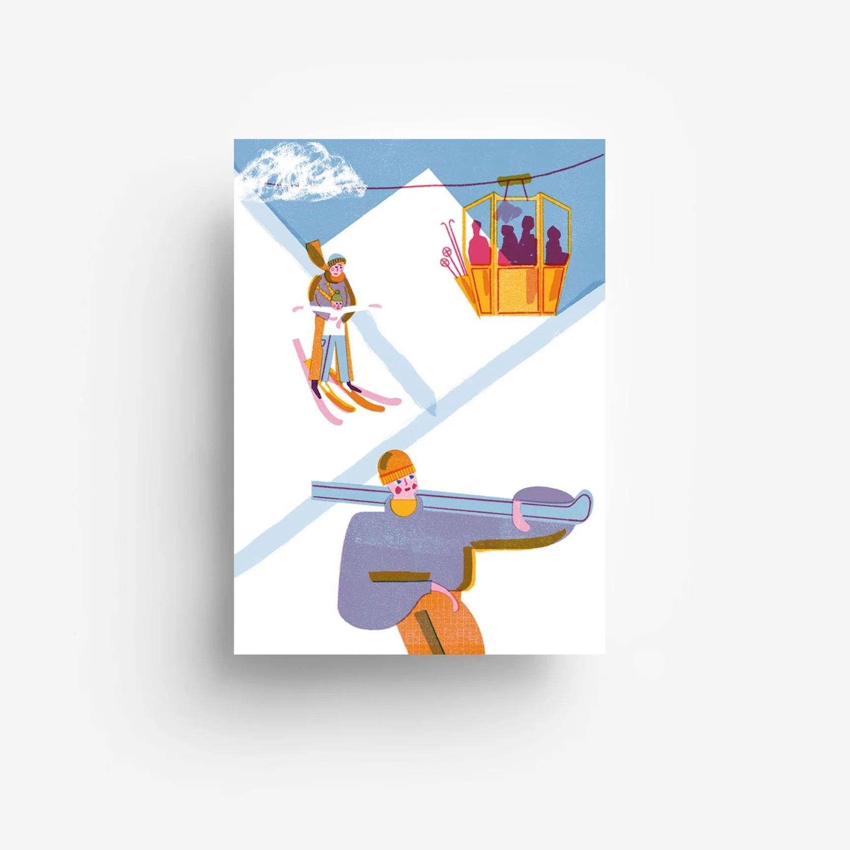 Eine illustrierte Postkarte zeigt einen Skifahrer, der bergab fährt, Menschen, die mit einem gelben Skilift fahren, und eine Person, die Skier auf der Schulter trägt, alles vor dem Hintergrund verschneiter Berge und eines blauen Himmels.
