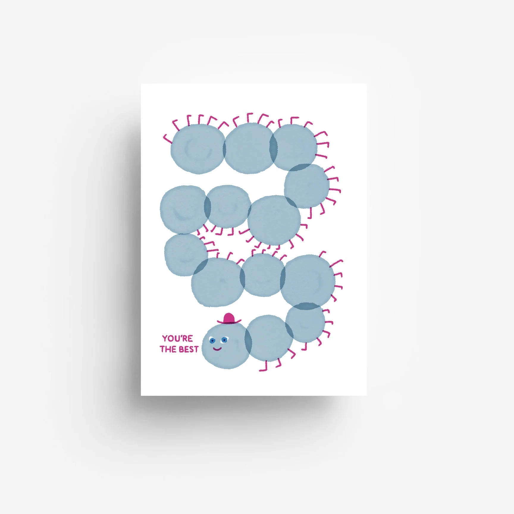 Eine niedliche Illustration von Blaubeeren mit lächelnden Gesichtern, die in Form des Buchstabens B angeordnet sind, mit rosa Linien für die Stiele und den Worten YOURE THE BEST in rosa Text in der unteren linken Ecke.