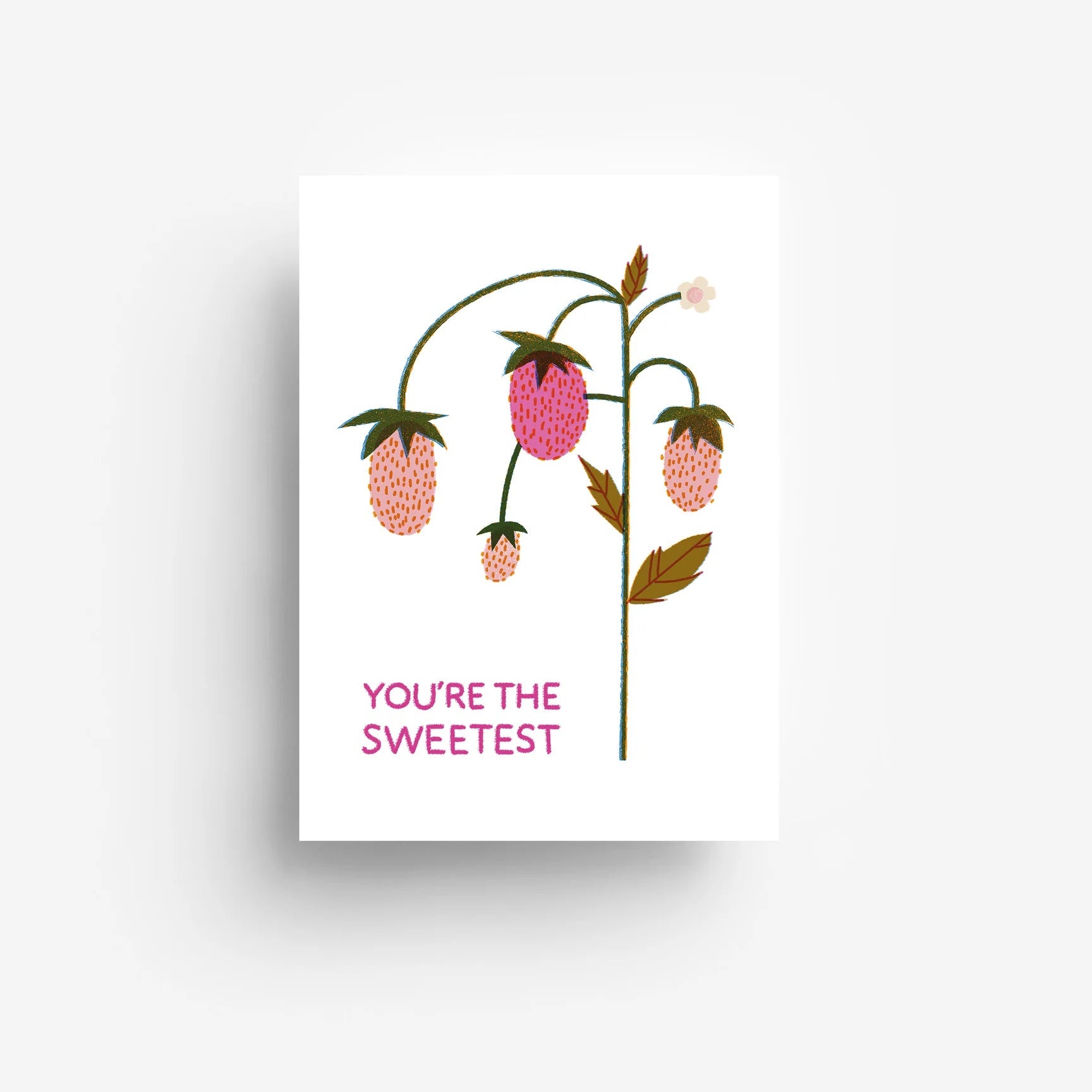Eine Karte mit einer Illustration einer Erdbeerpflanze mit drei reifen Erdbeeren und dem Text YOURE THE SWEETEST in rosa am unteren Rand. Der Hintergrund ist weiß.