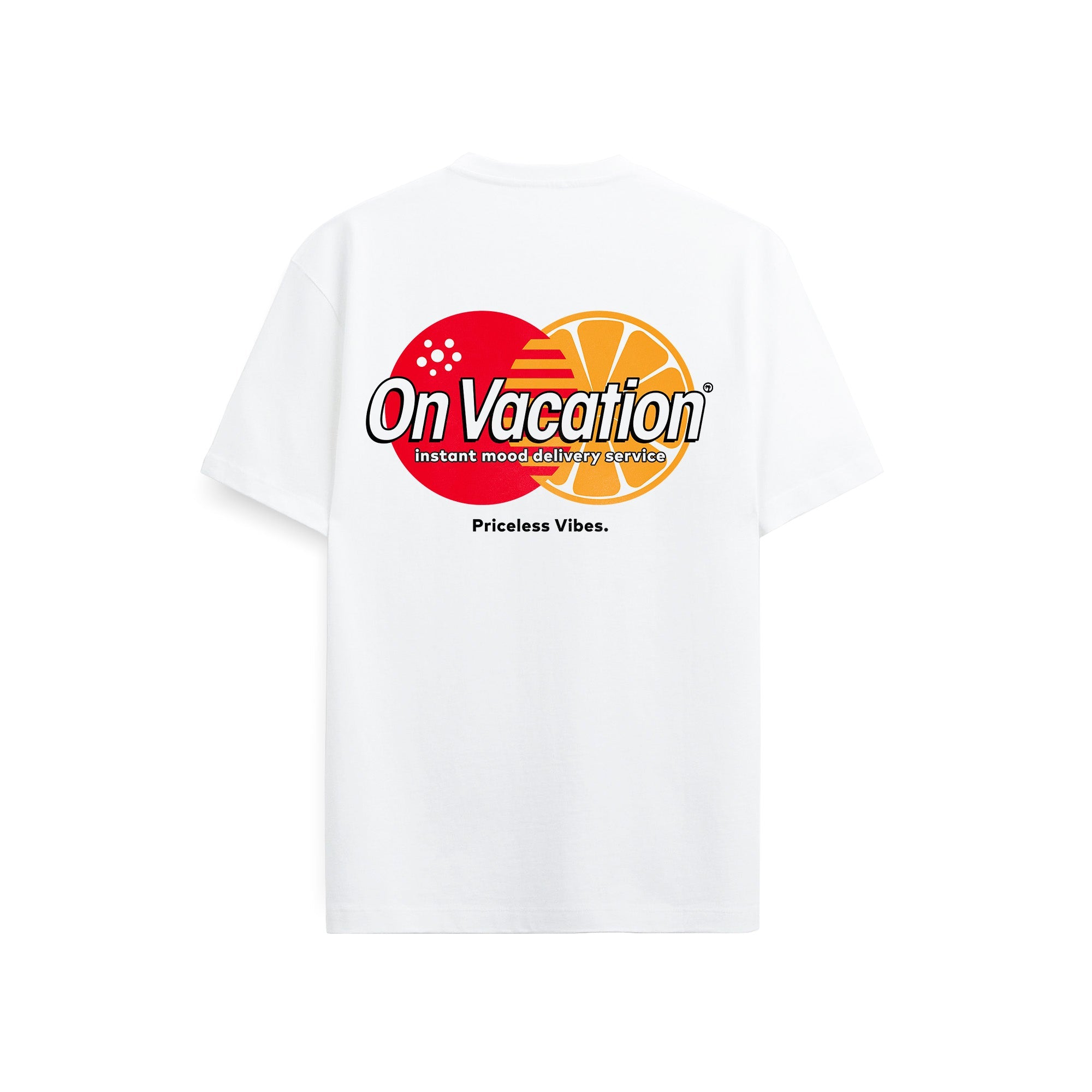Ein weißes T-Shirt mit einer farbenfrohen Grafik auf der Rückseite, die den Text On Vacation und Instant mood delivery service in Rot und Schwarz zeigt, darunter Priceless Vibes. und ein stilisiertes Sonnen- und Orangenscheibendesign.