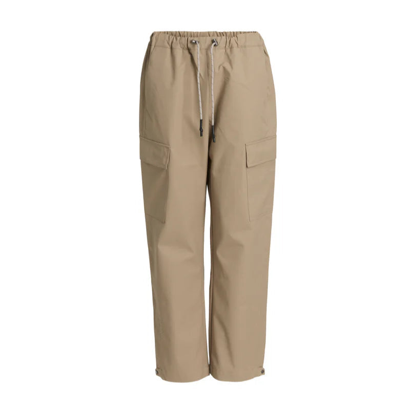 Beigefarbene Cargohose mit elastischem Bund, Kordelzug und großen Seitentaschen auf weißem Hintergrund.