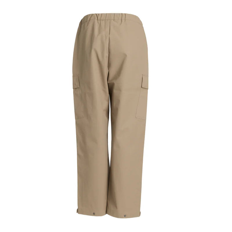 Beigefarbene Cargohose, von hinten gesehen, mit elastischem Bund, zwei Seitentaschen und weiten Beinen mit verstellbarem Saum.