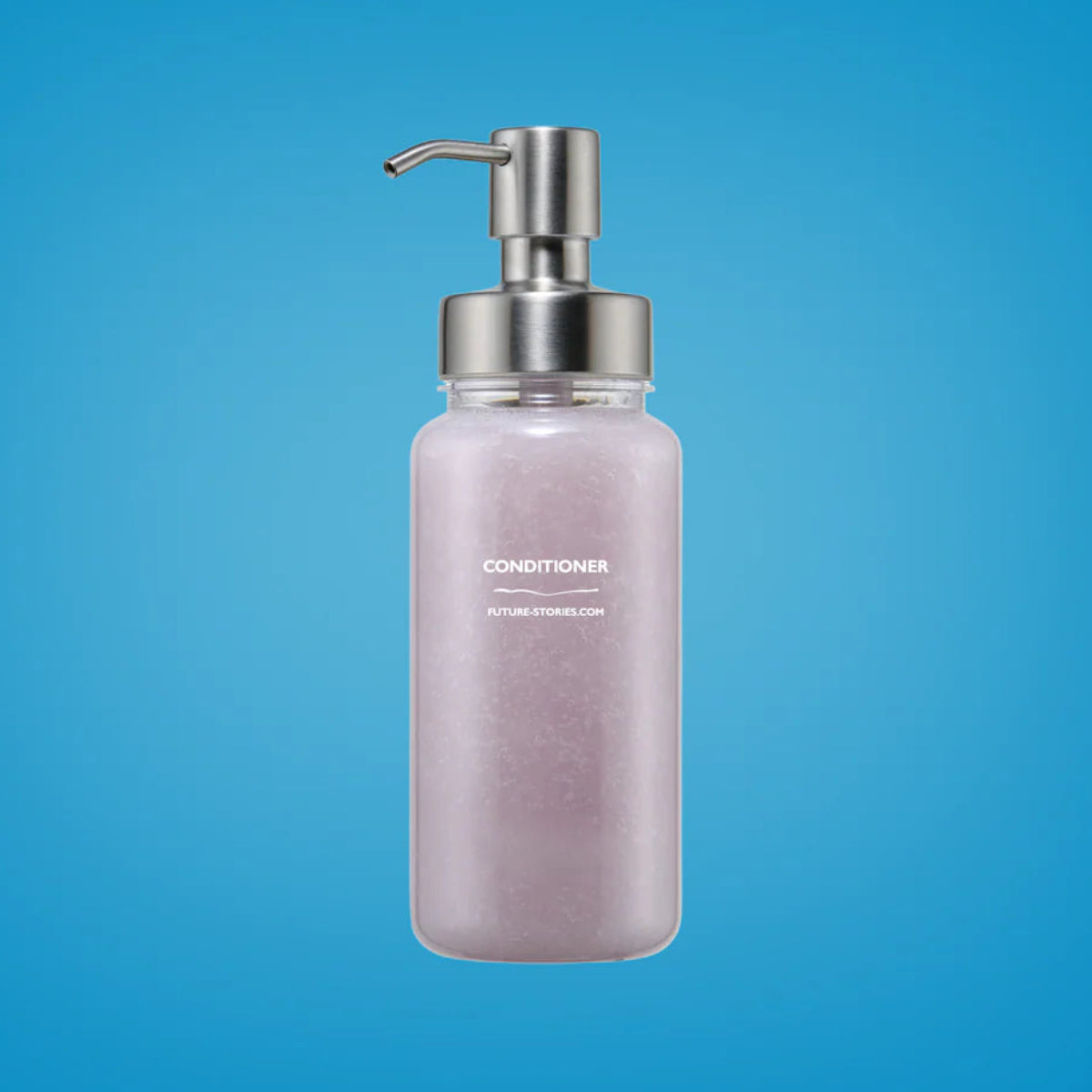 Eine durchsichtige Pumpflasche, die mit hellviolettem Conditioner gefüllt ist, steht in der Mitte auf blauem Hintergrund. Die Flasche hat eine Metallpumpe und ist mit CONDITIONER beschriftet.